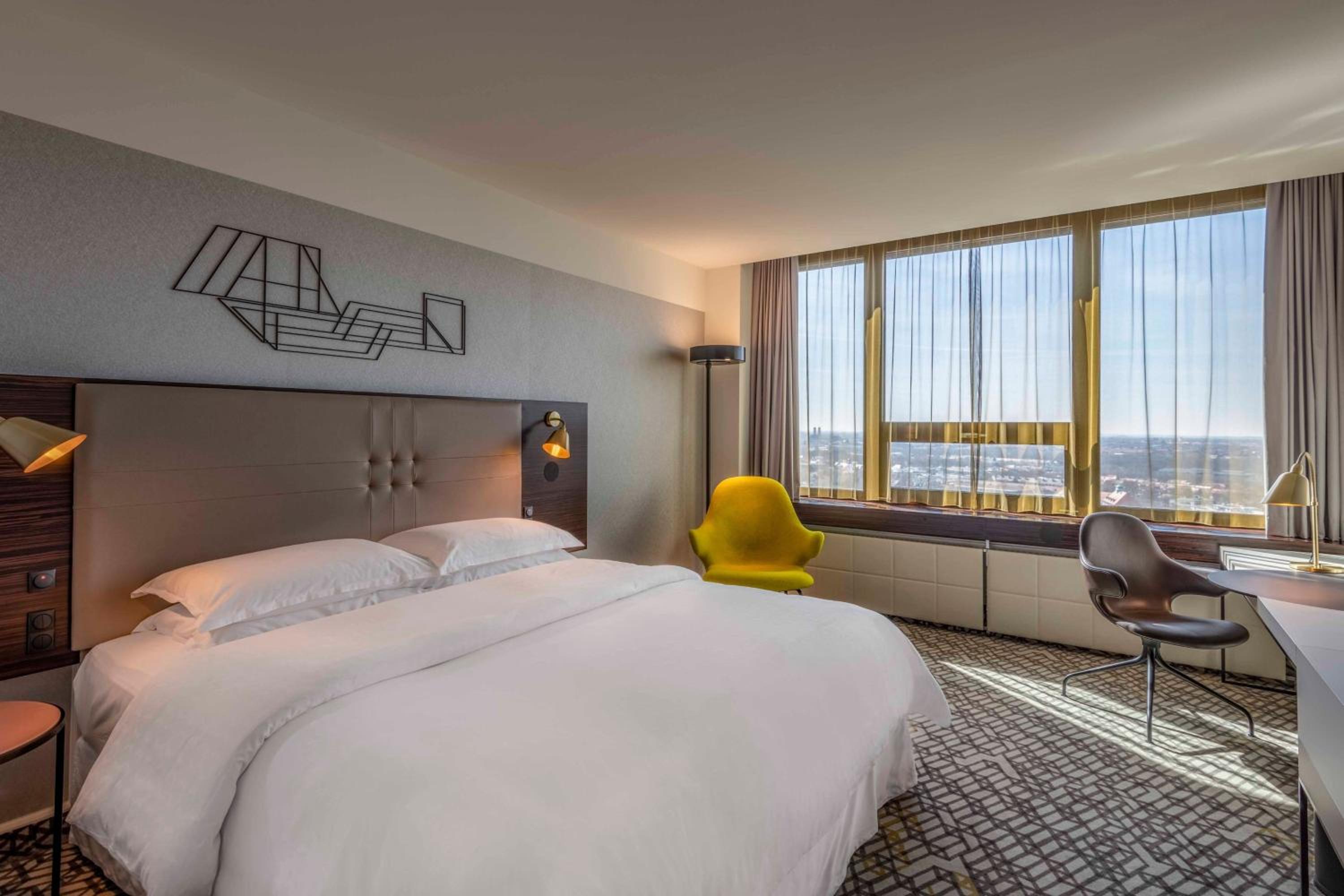 Superior King Room thumbnail 5