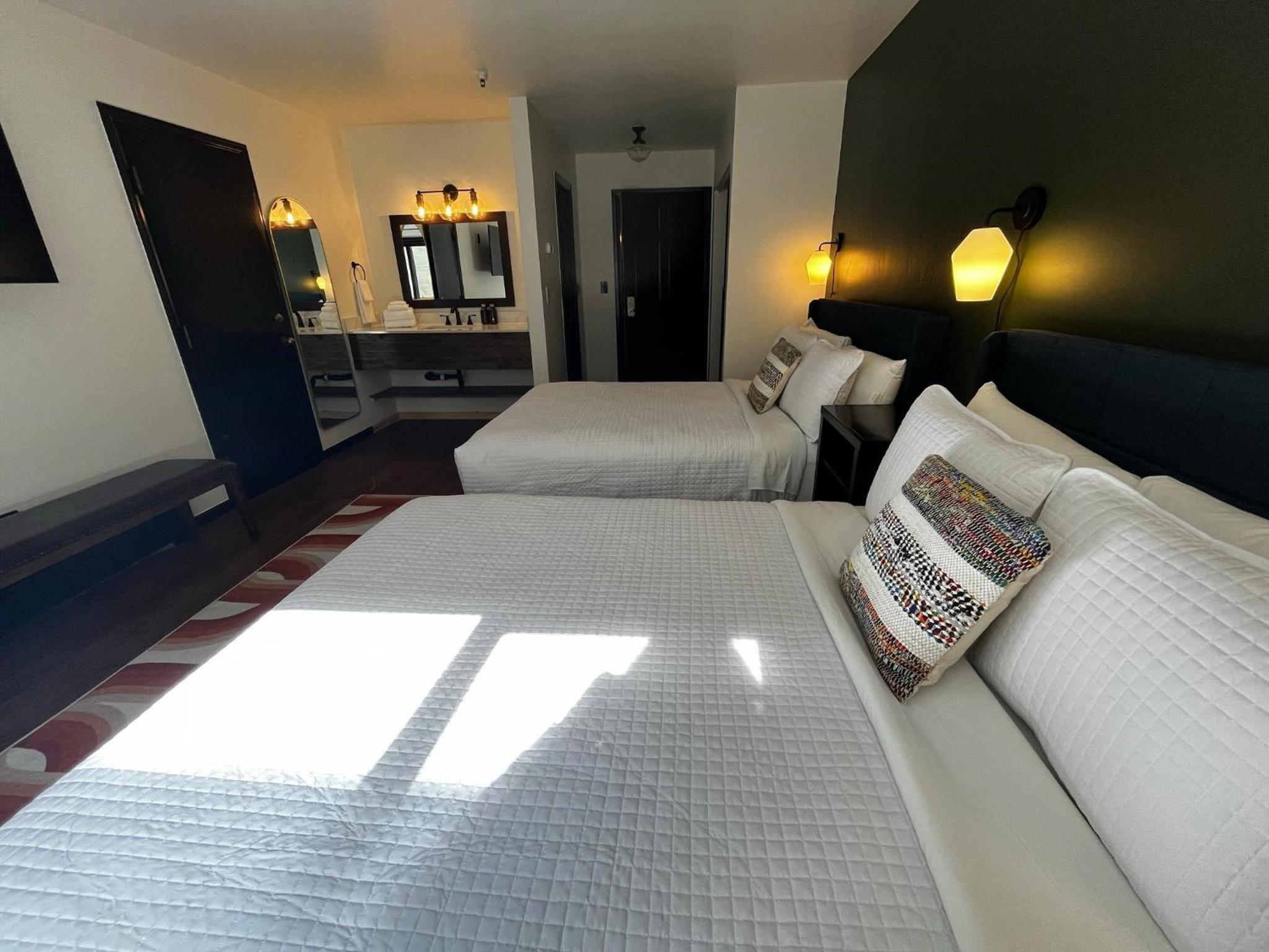 Queen Room photo 2