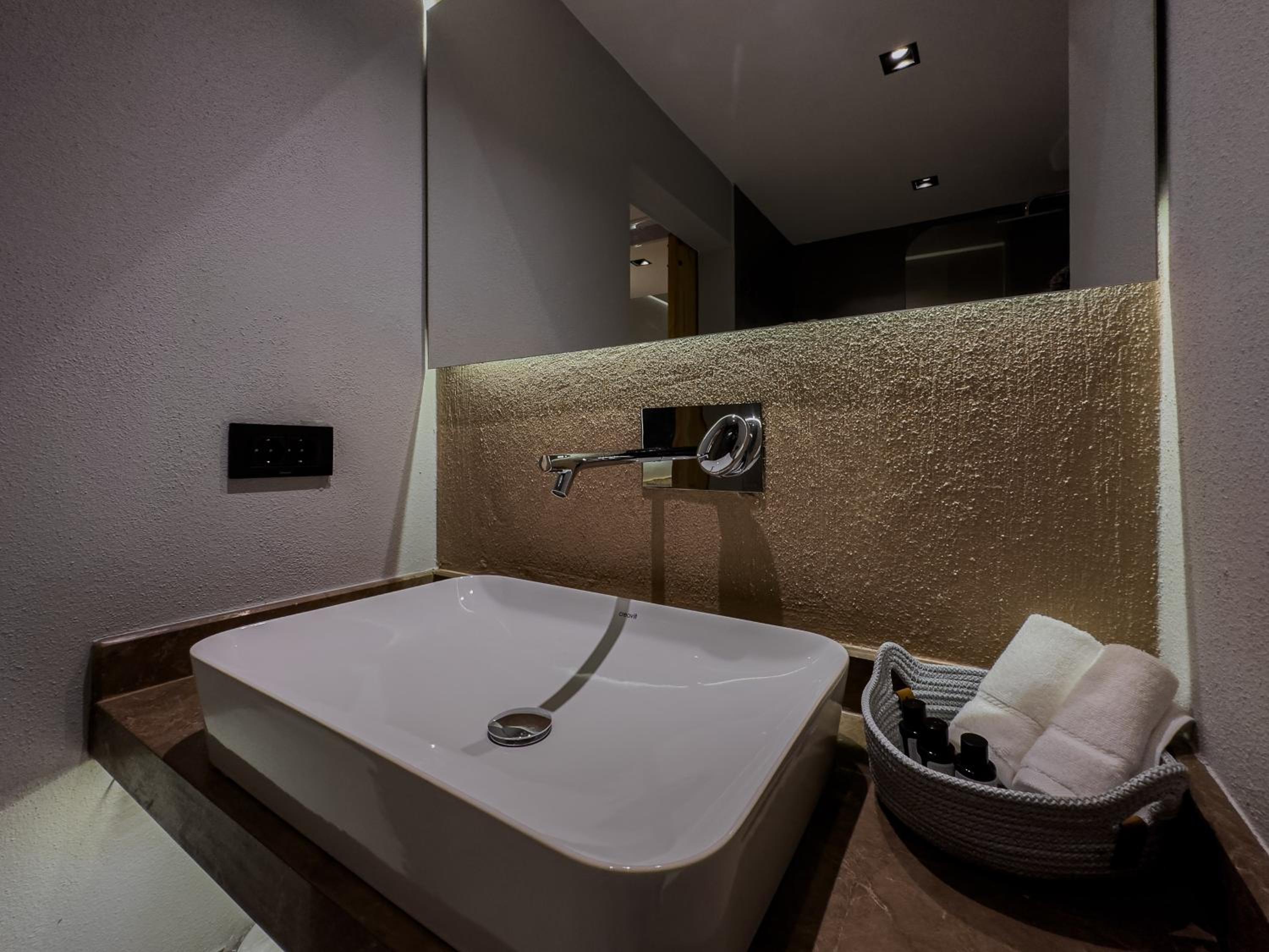 Deluxe Double Room - Photo 23