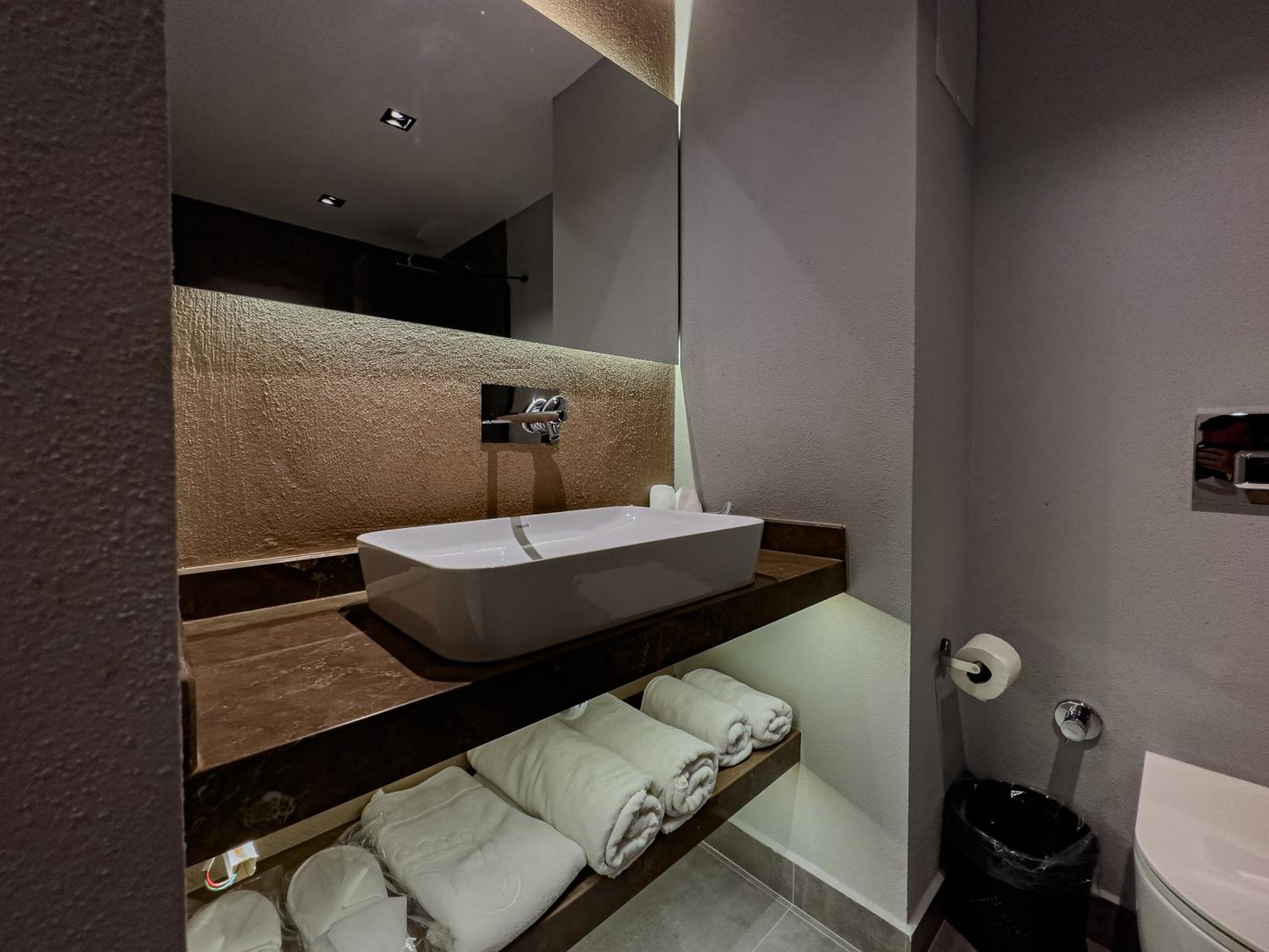 Deluxe Double Room - Photo 16