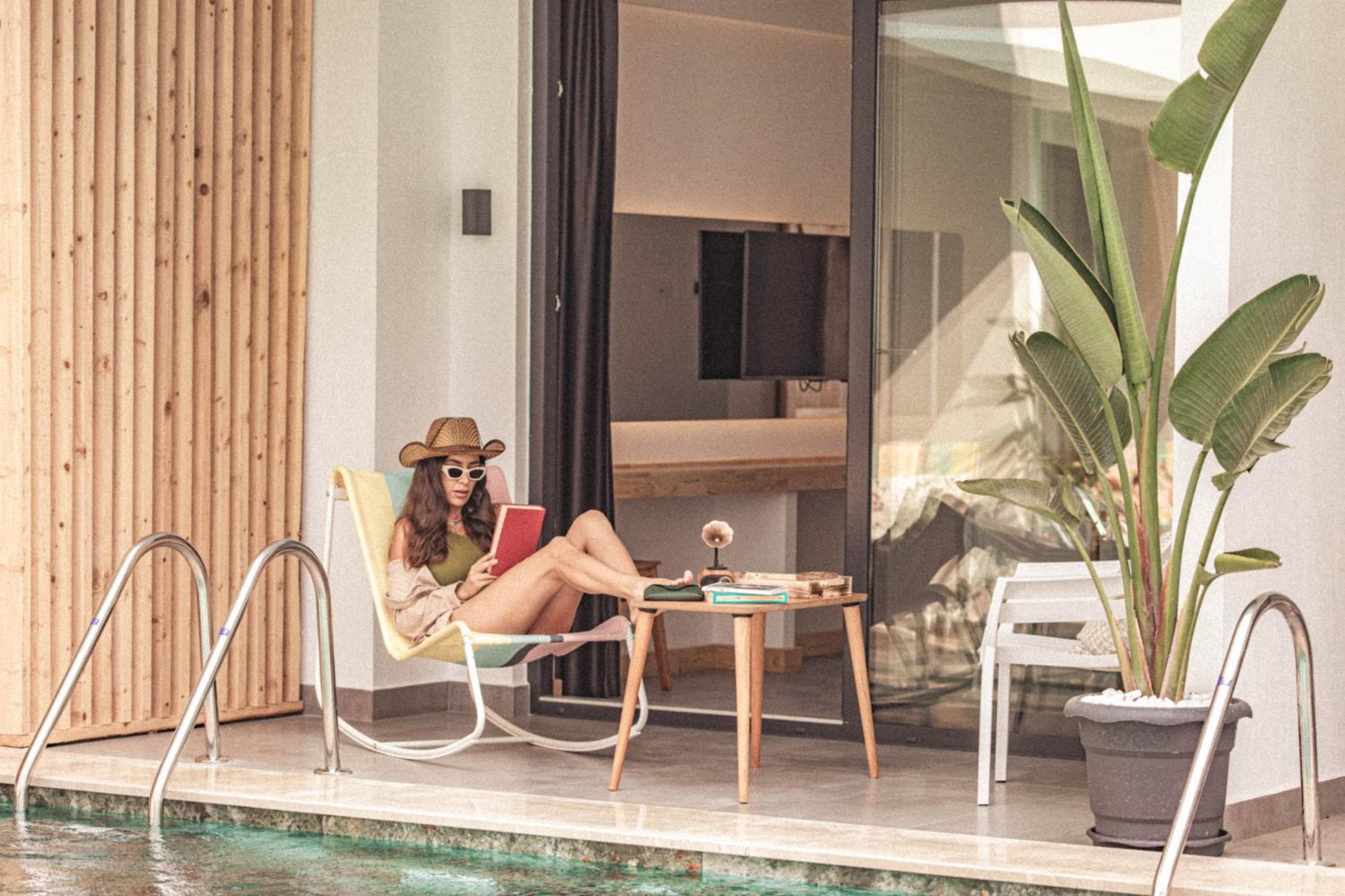 King Room with Pool View - Photo 14