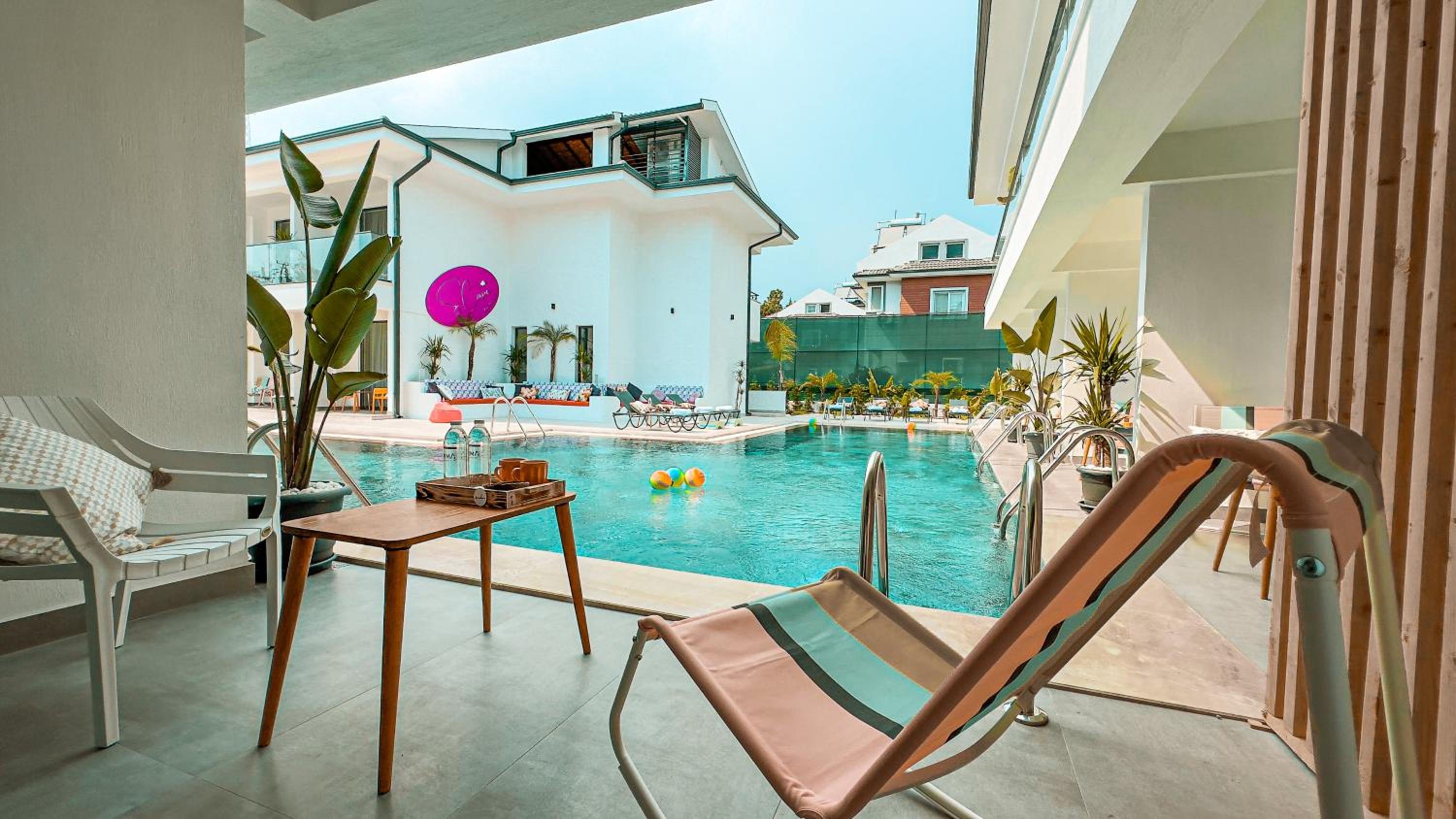 King Room with Pool View - Photo 2