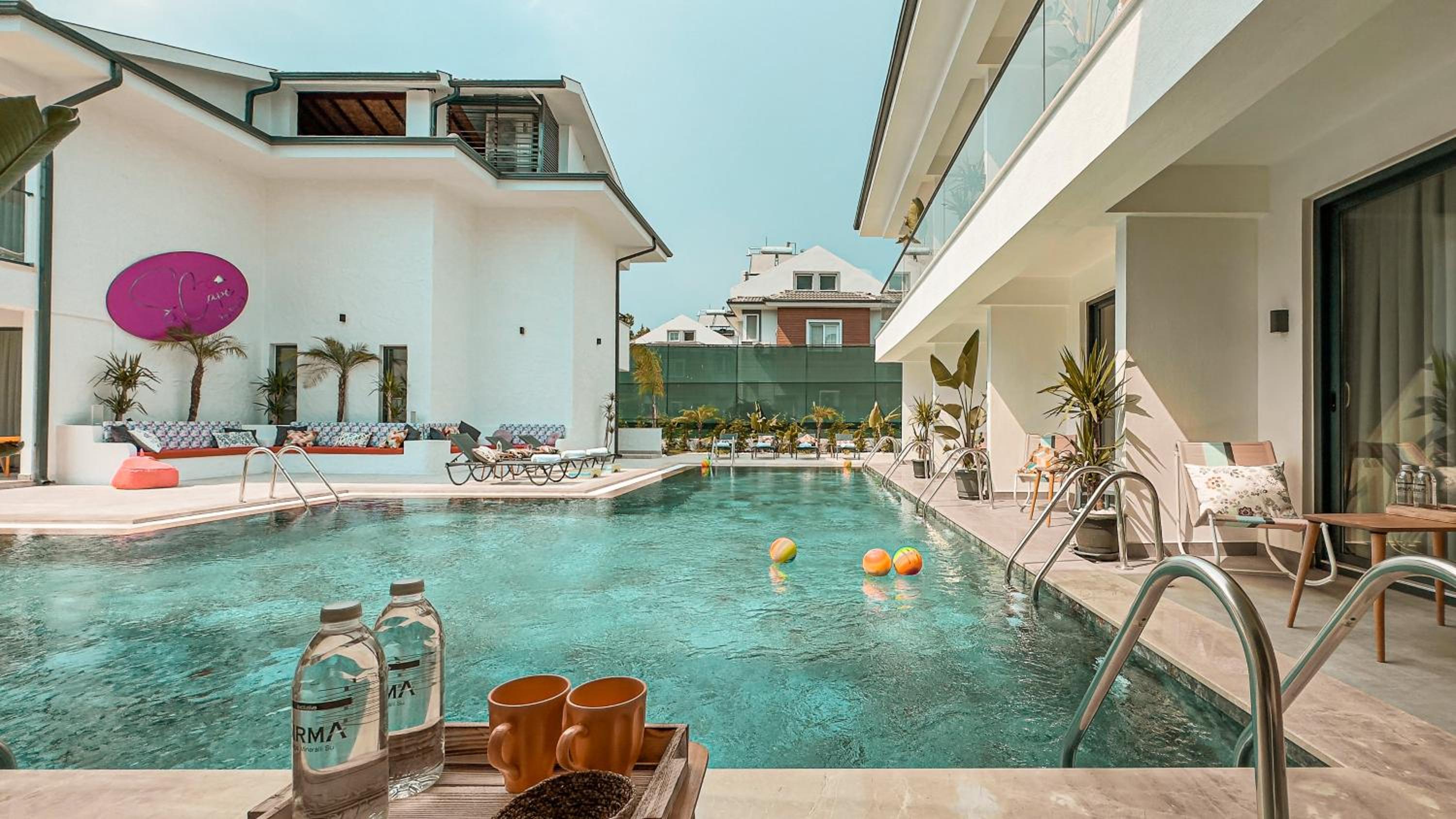 King Room with Pool View - Photo 4