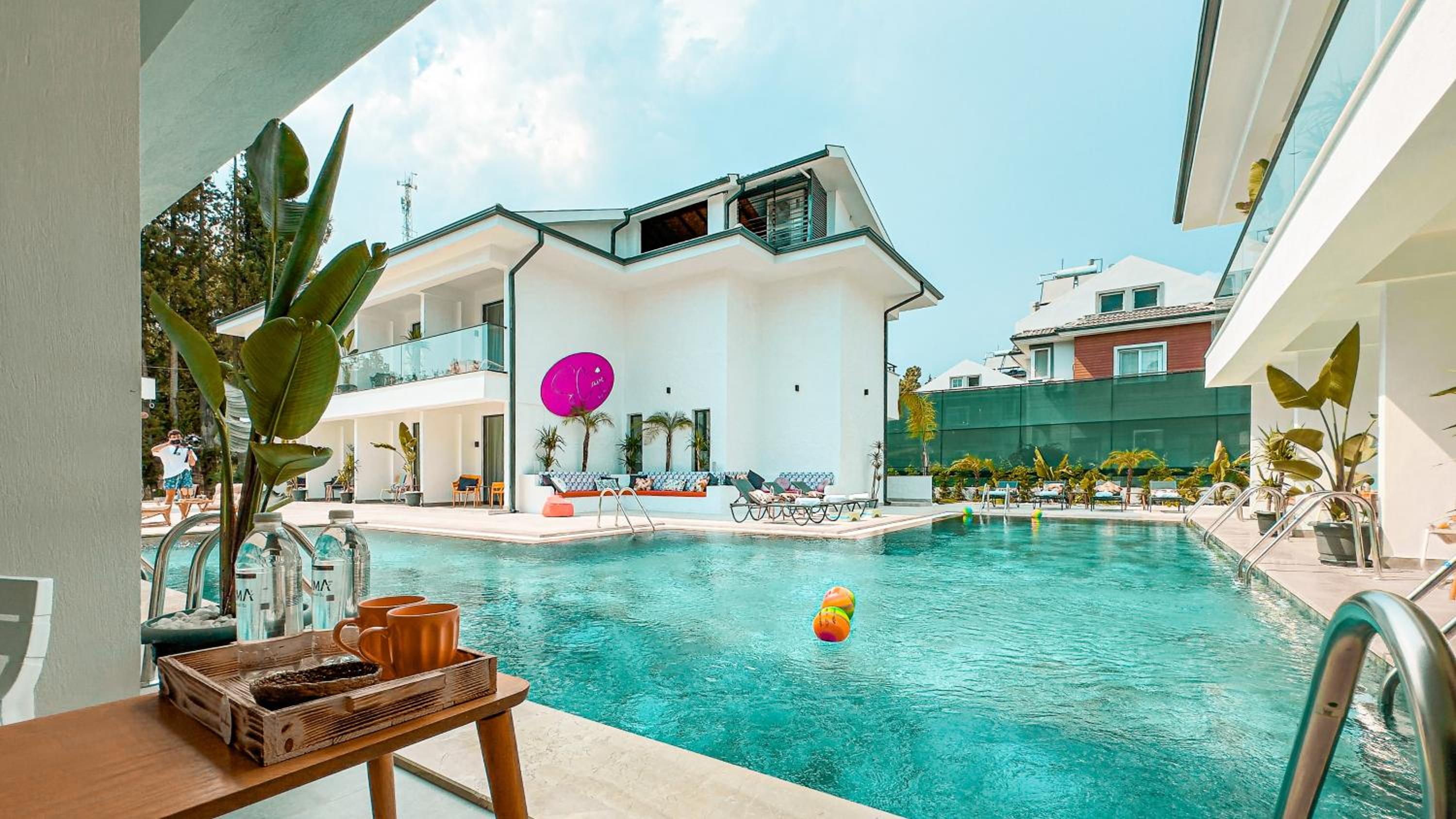 King Room with Pool View - Photo 13