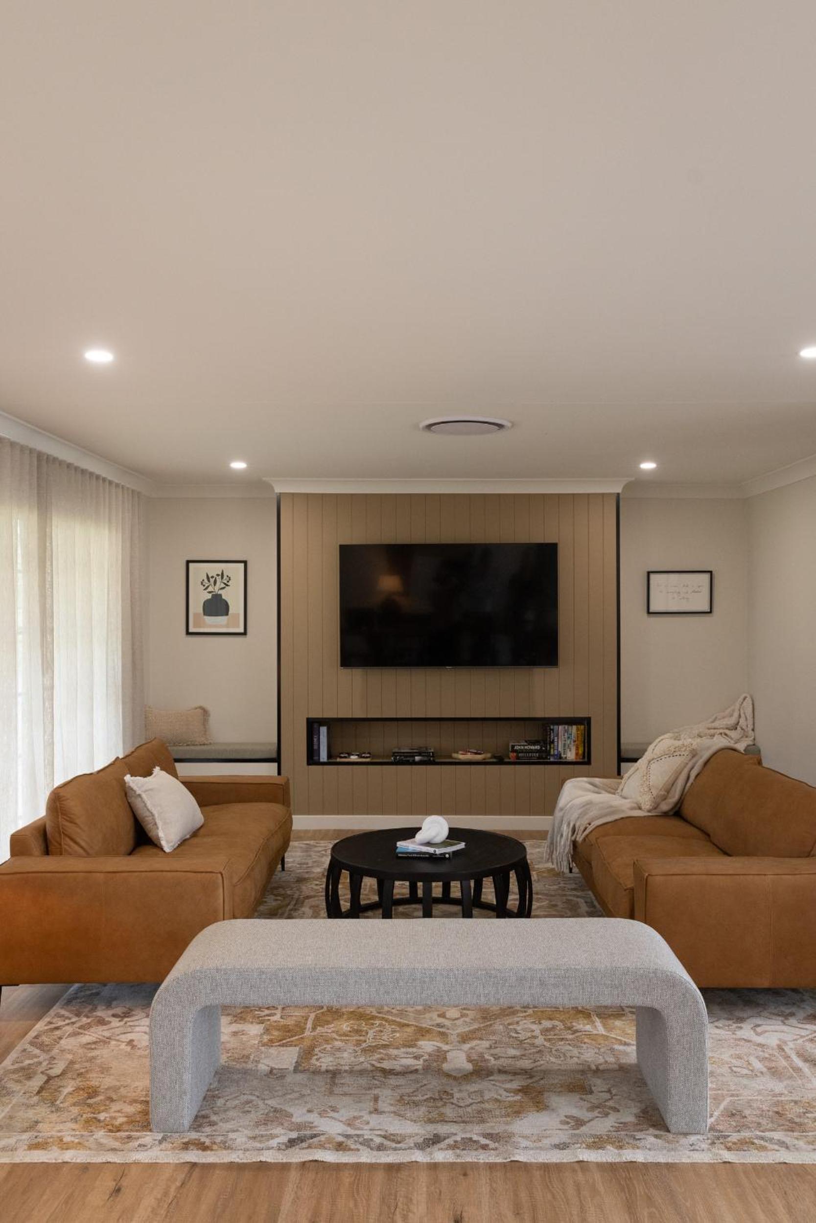 Five-Bedroom House photo 2