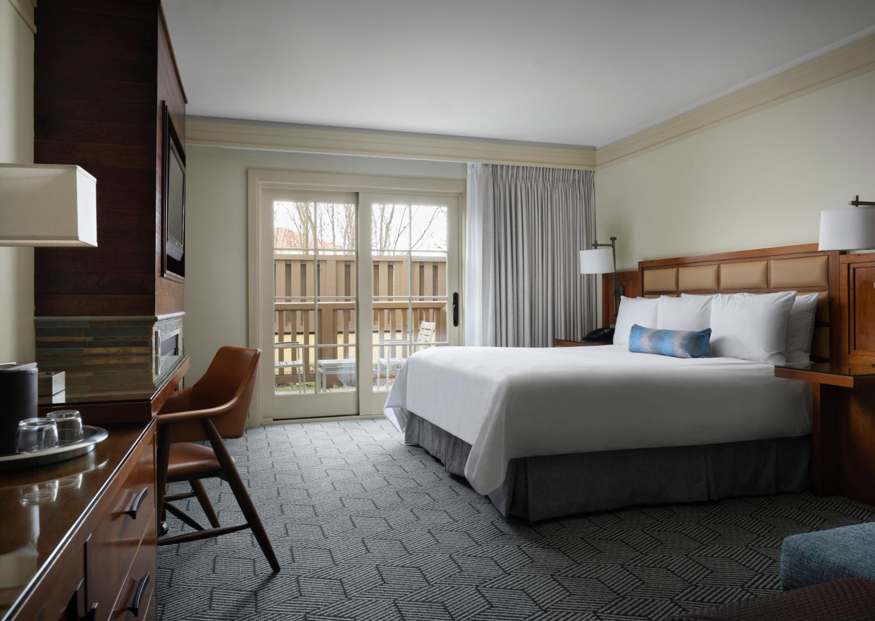 Premier King Room with Fireplace - Photo 4