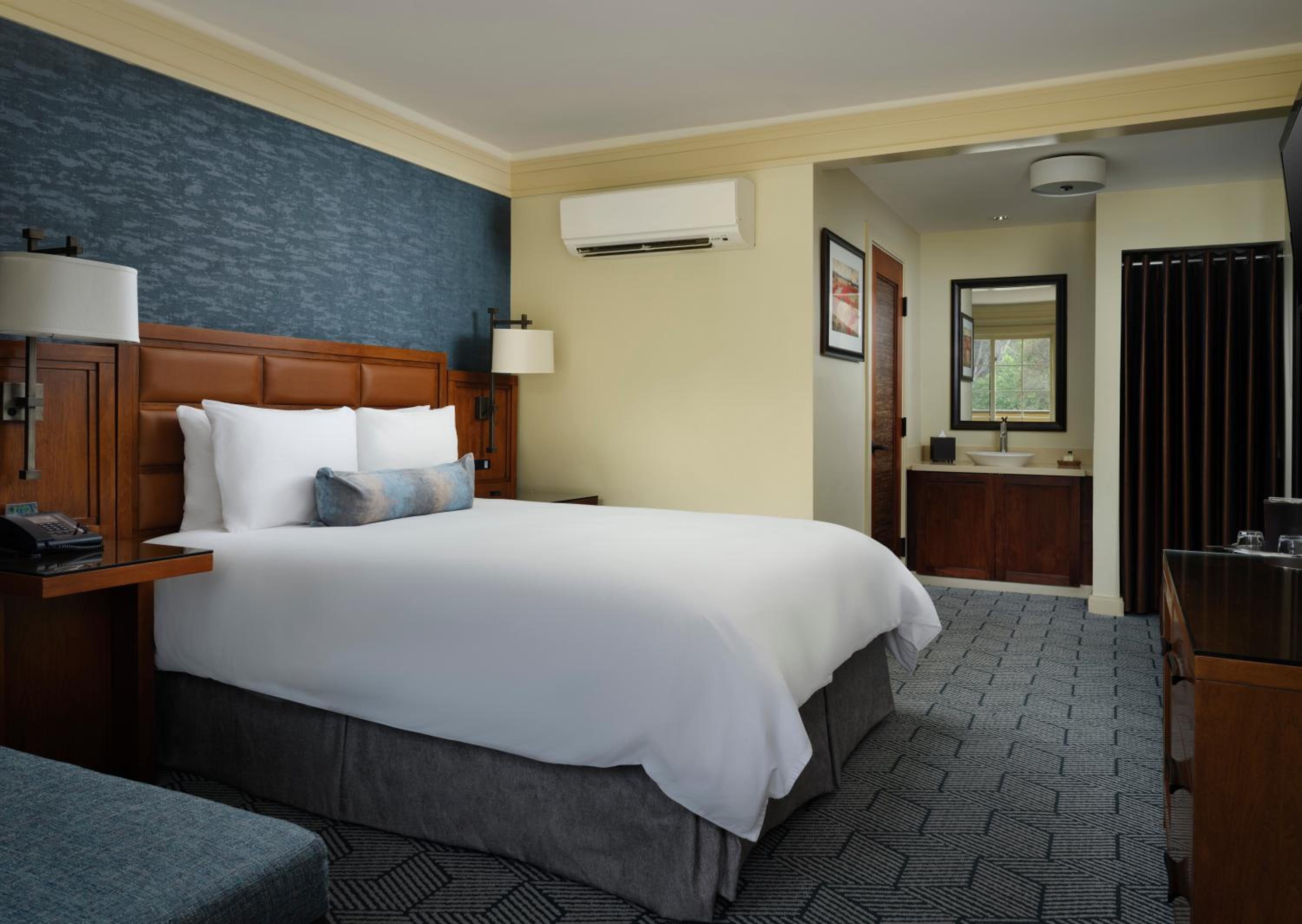 Deluxe Queen Room - Photo 1