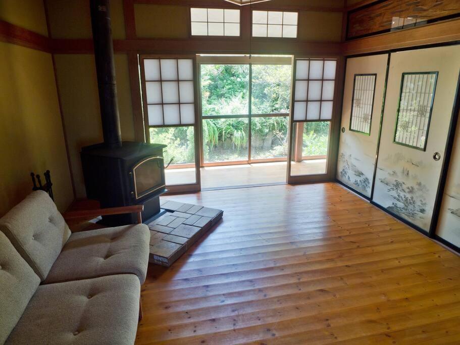 Five-Bedroom House photo 1