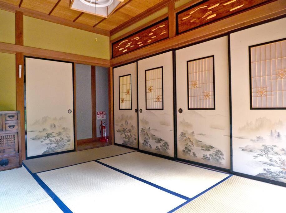 Five-Bedroom House photo 3