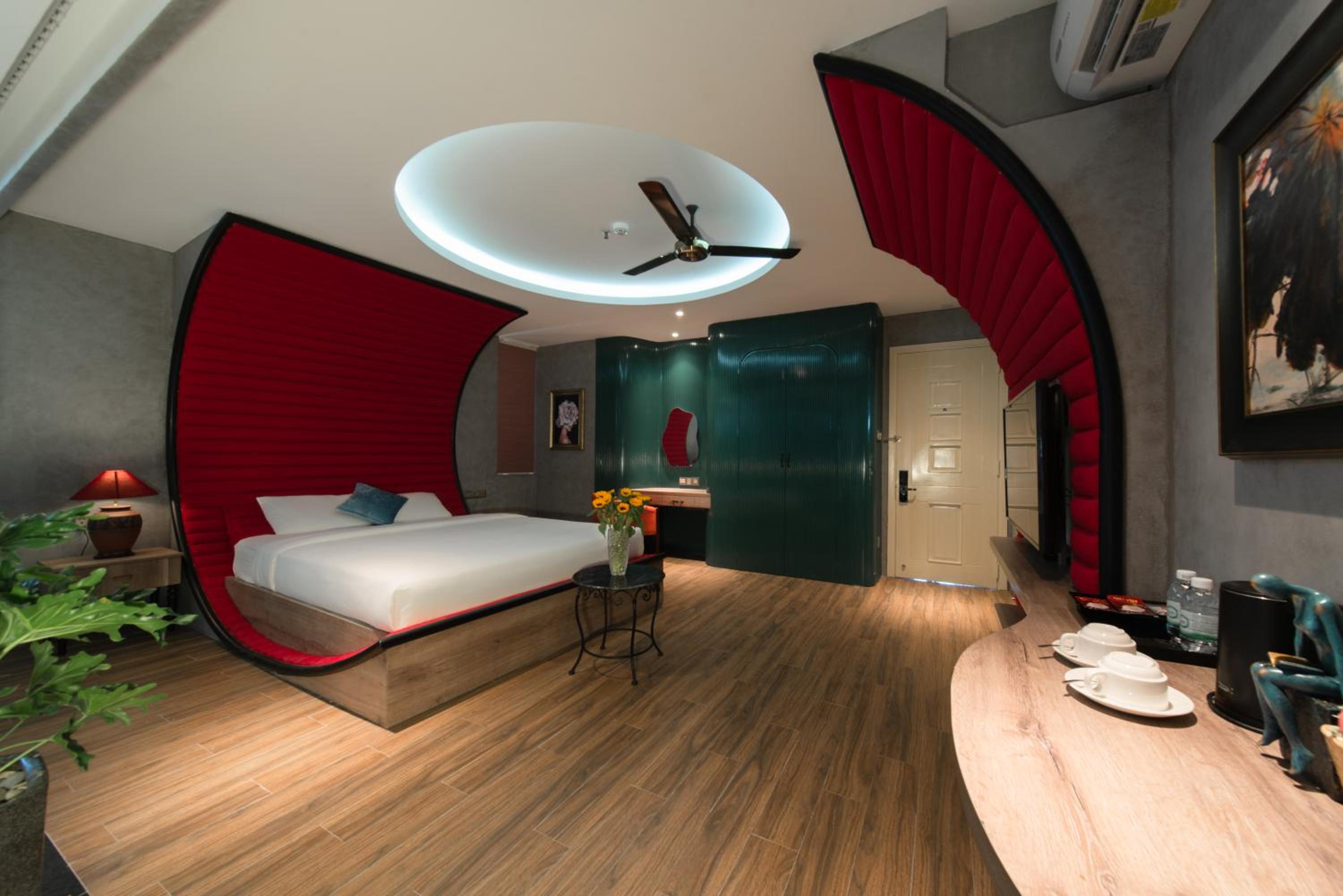 Executive Suite - Photo 2