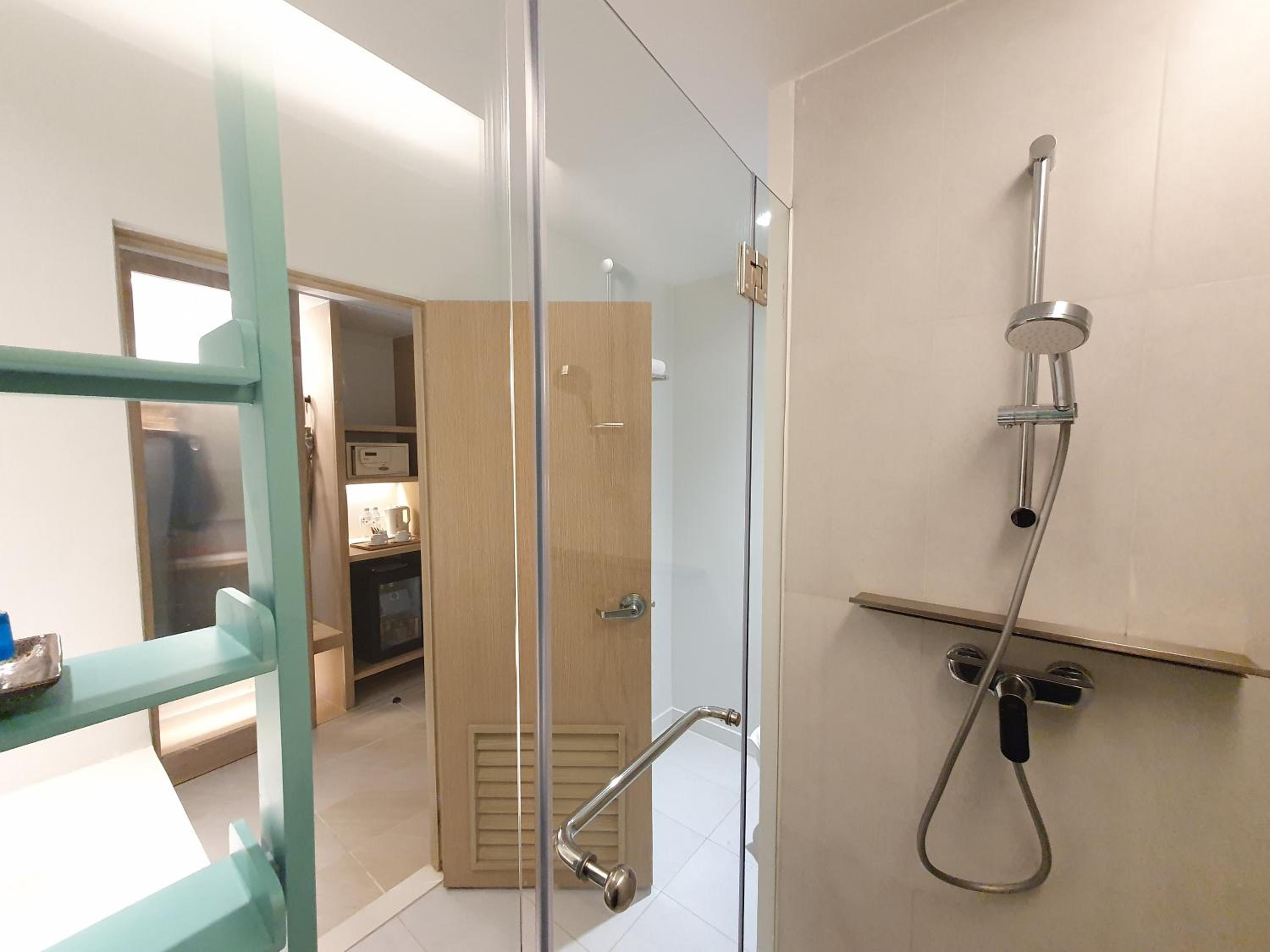 Premier King Room with Pool View - Photo 3