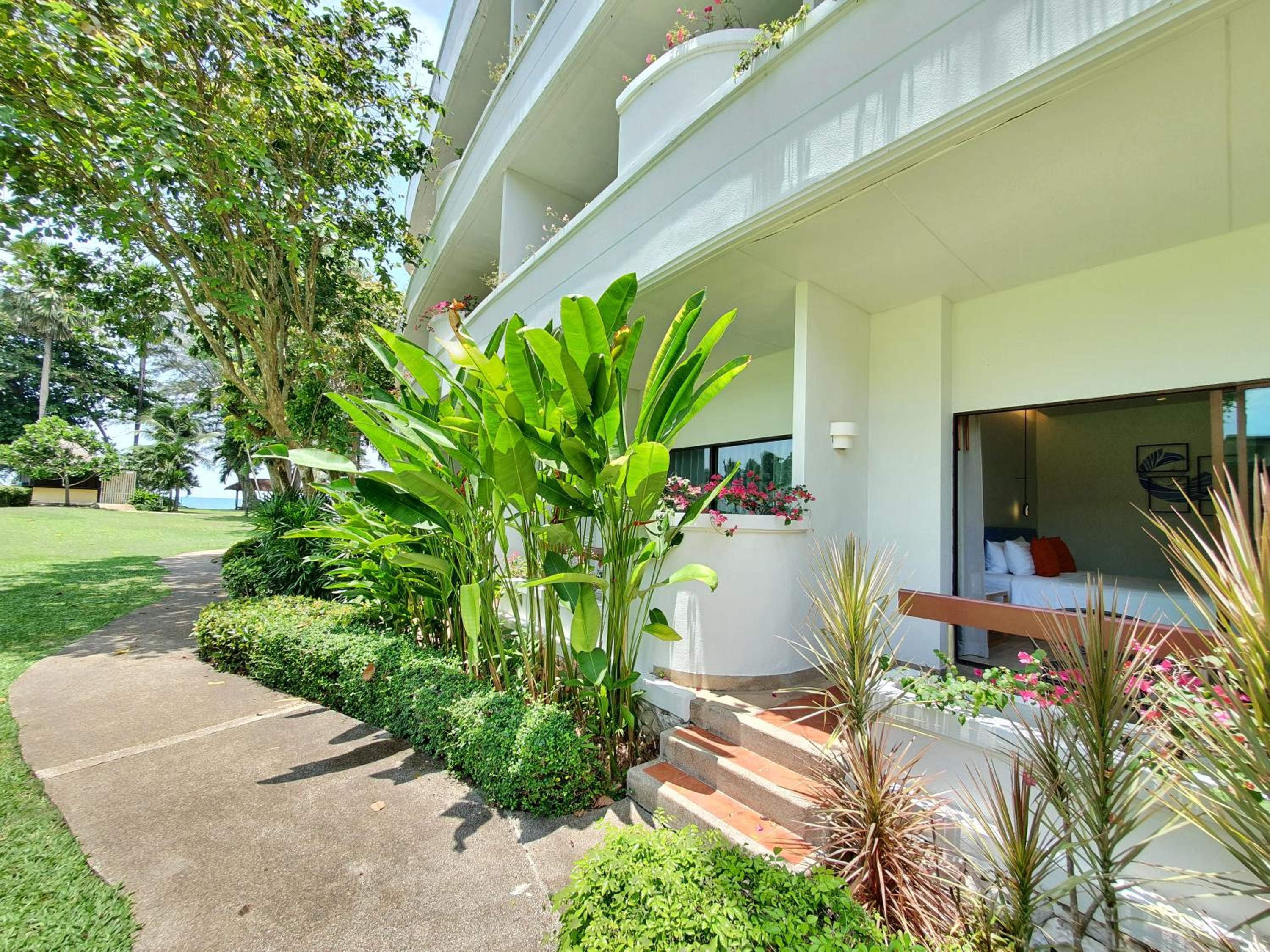 Premier Twin Room with Pool View - Photo 2