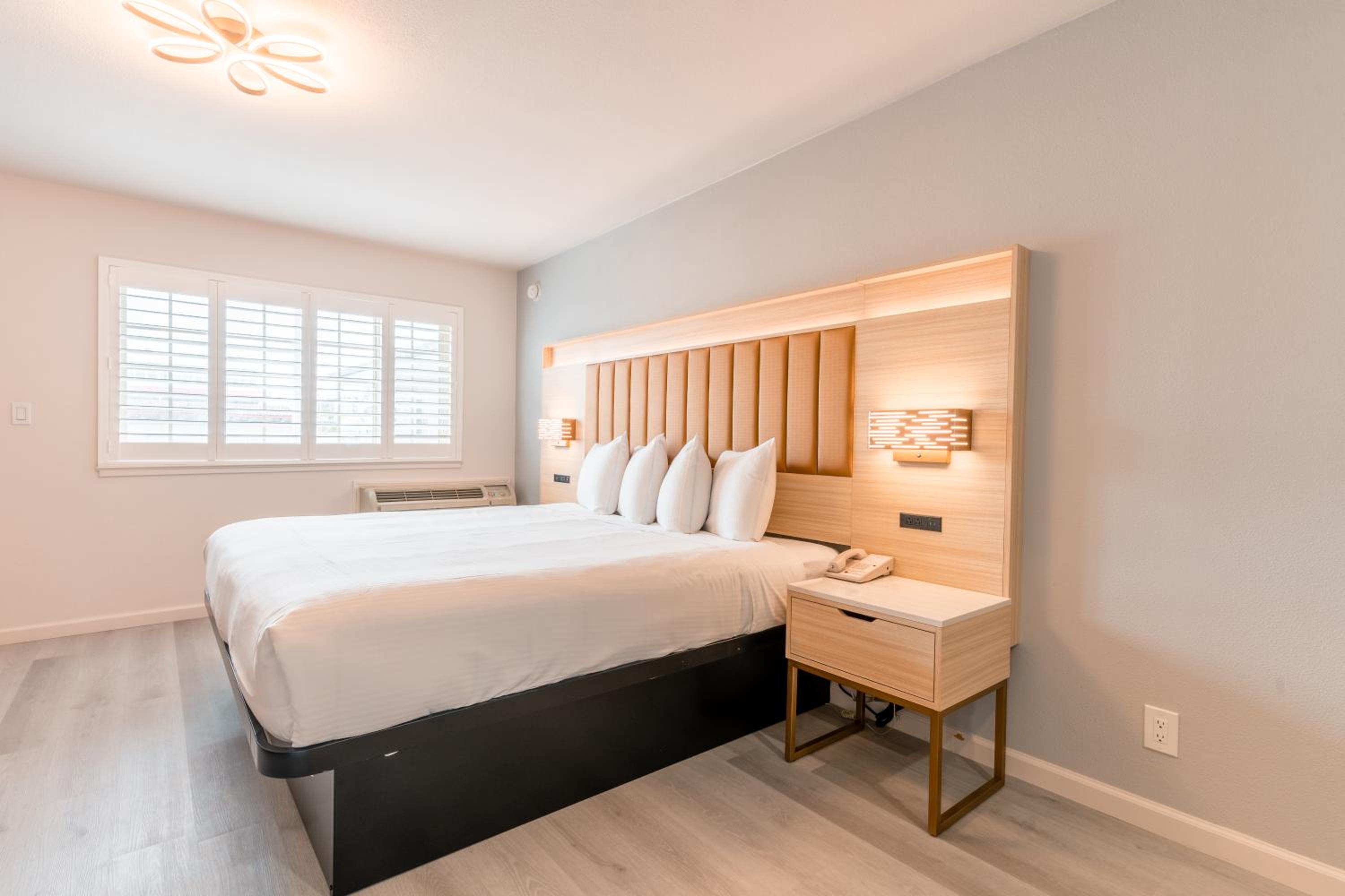 Deluxe King Room - Non-Smoking - Photo 1