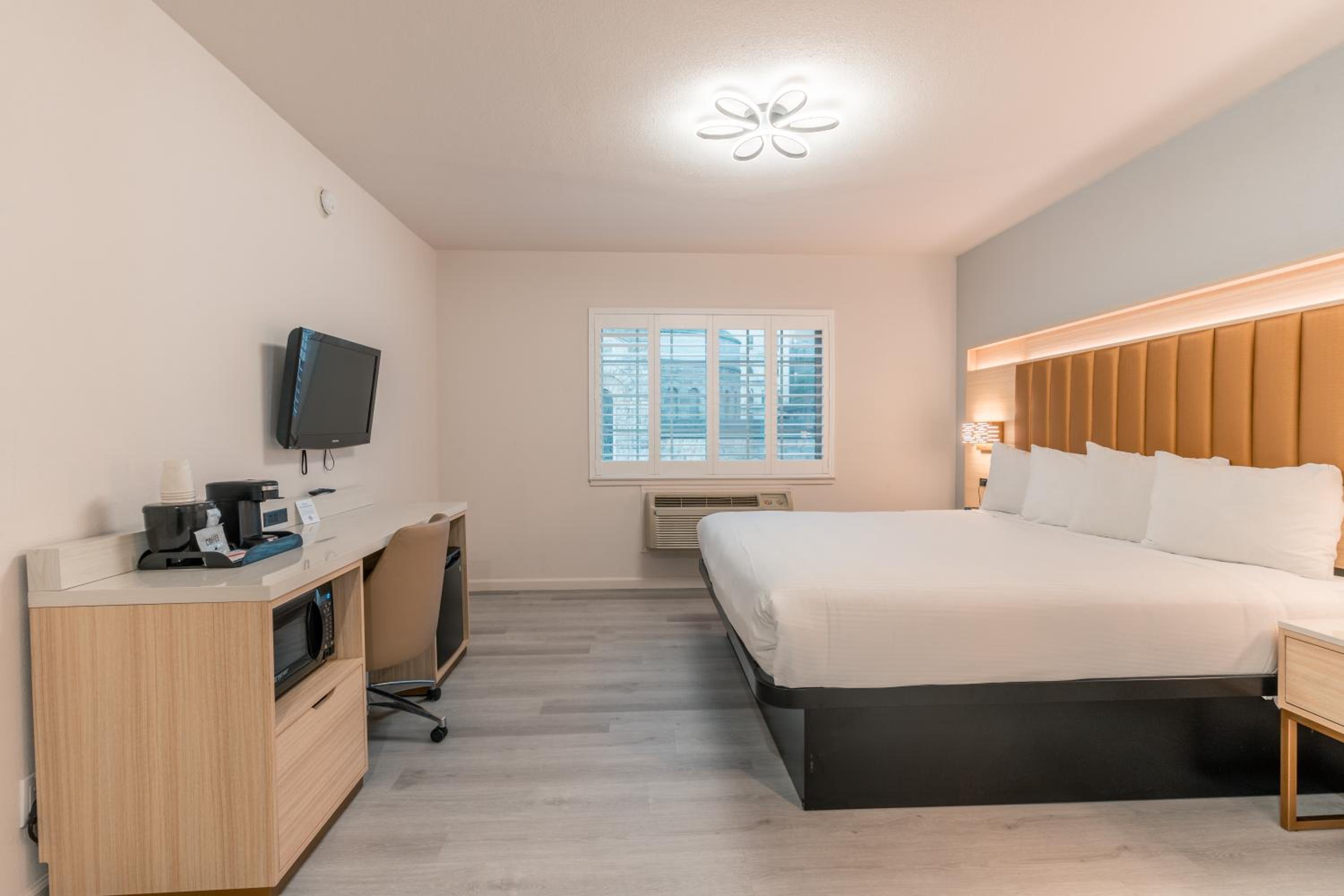 Deluxe King Room - Non-Smoking - Photo 3