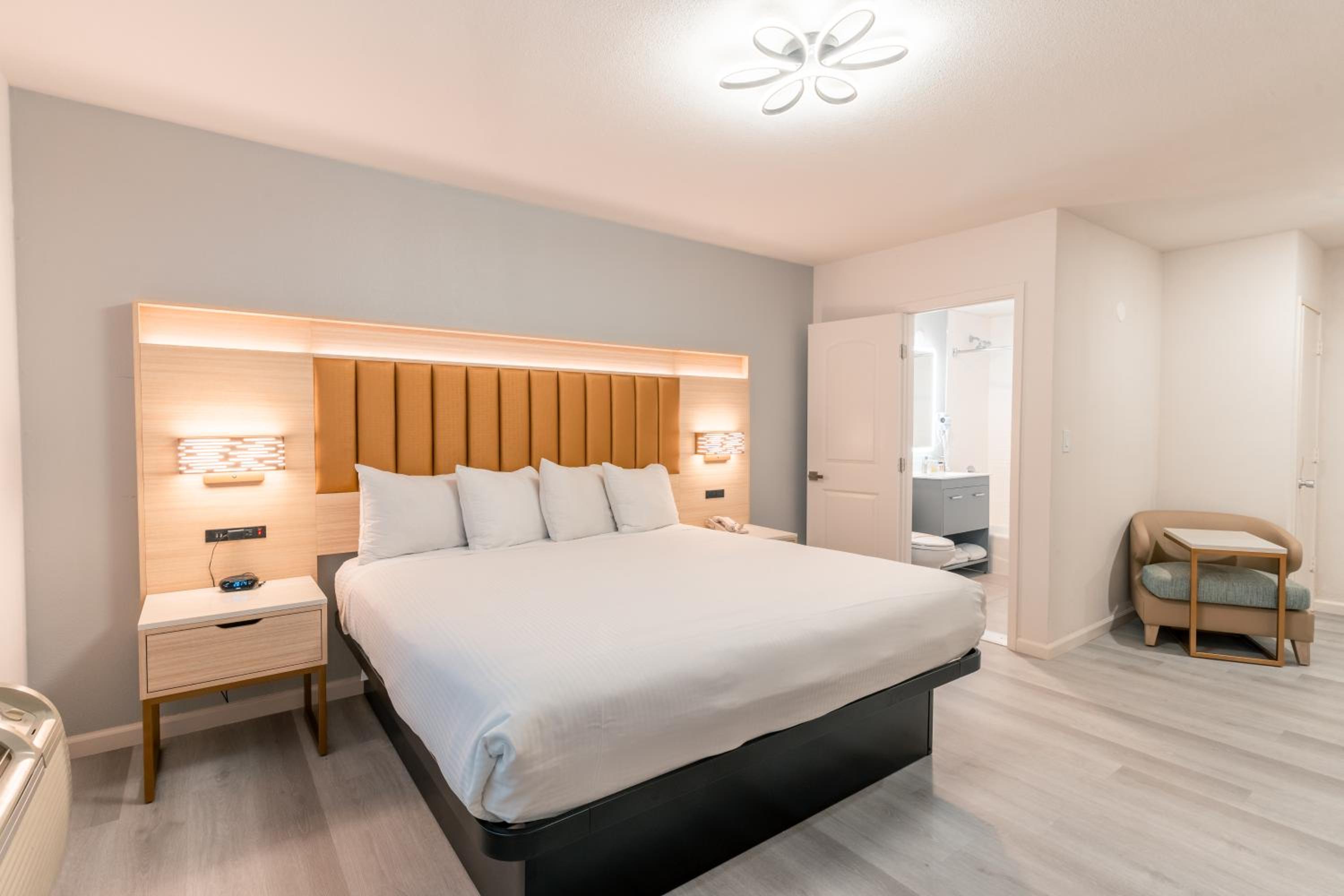Deluxe King Room - Non-Smoking - Photo 5