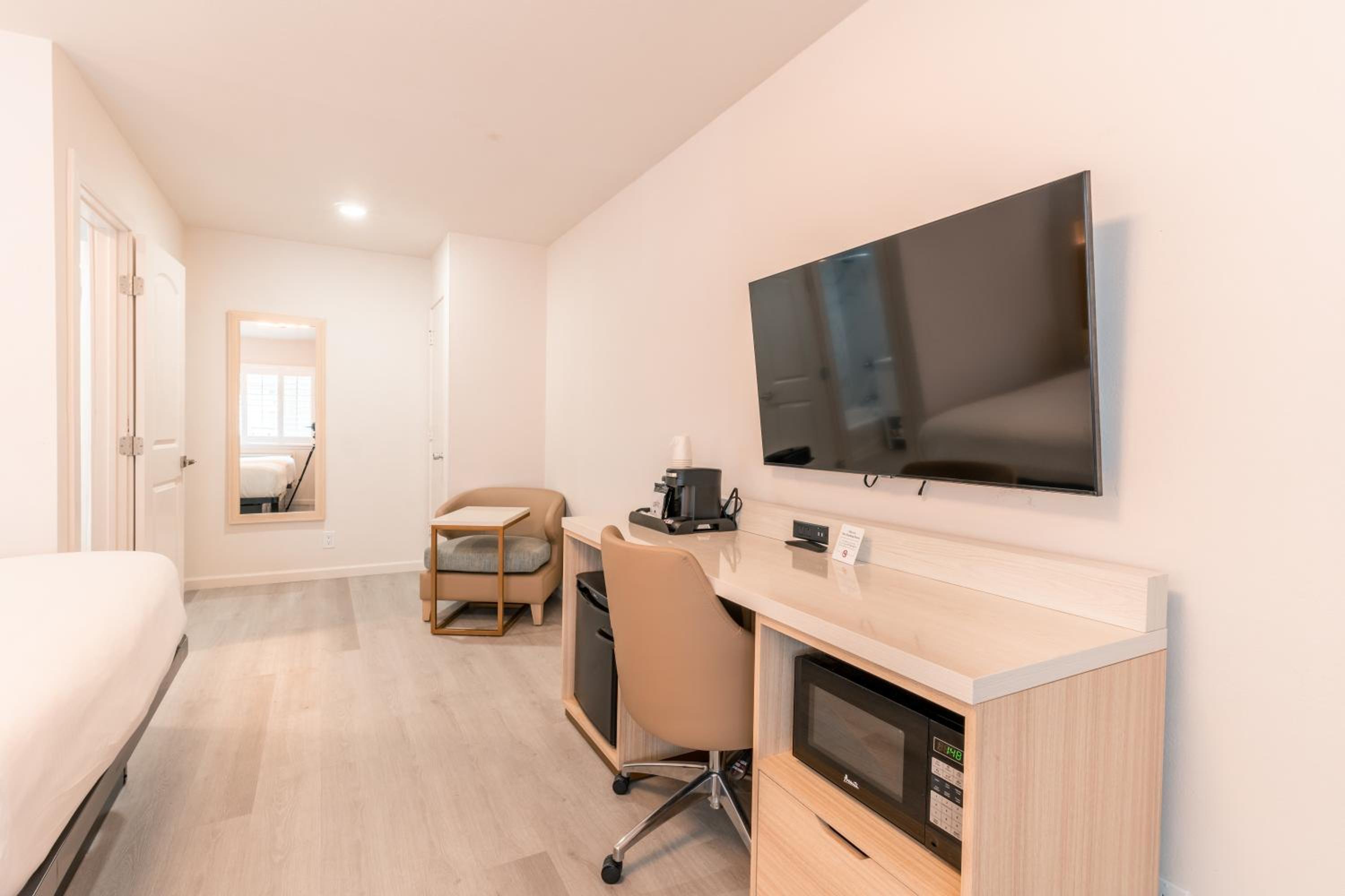 Deluxe King Room - Non-Smoking - Photo 6