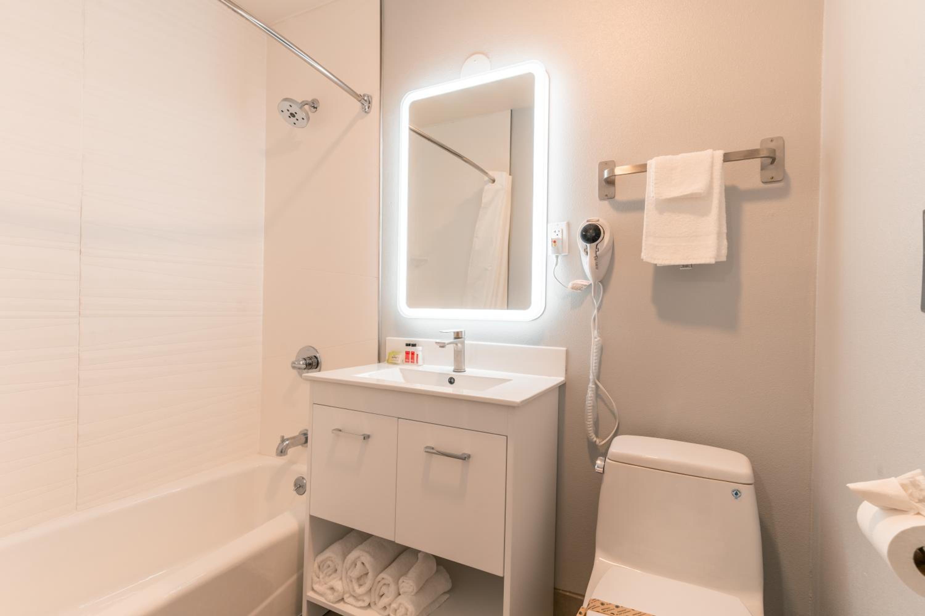 Deluxe King Room - Non-Smoking - Photo 2