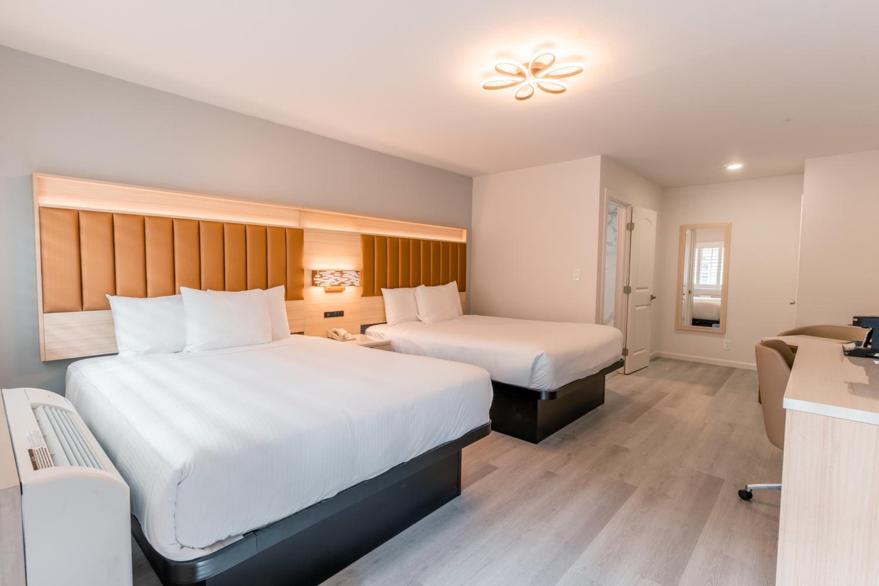 Queen Room with Two Queen Beds - Non-Smoking - Photo 2