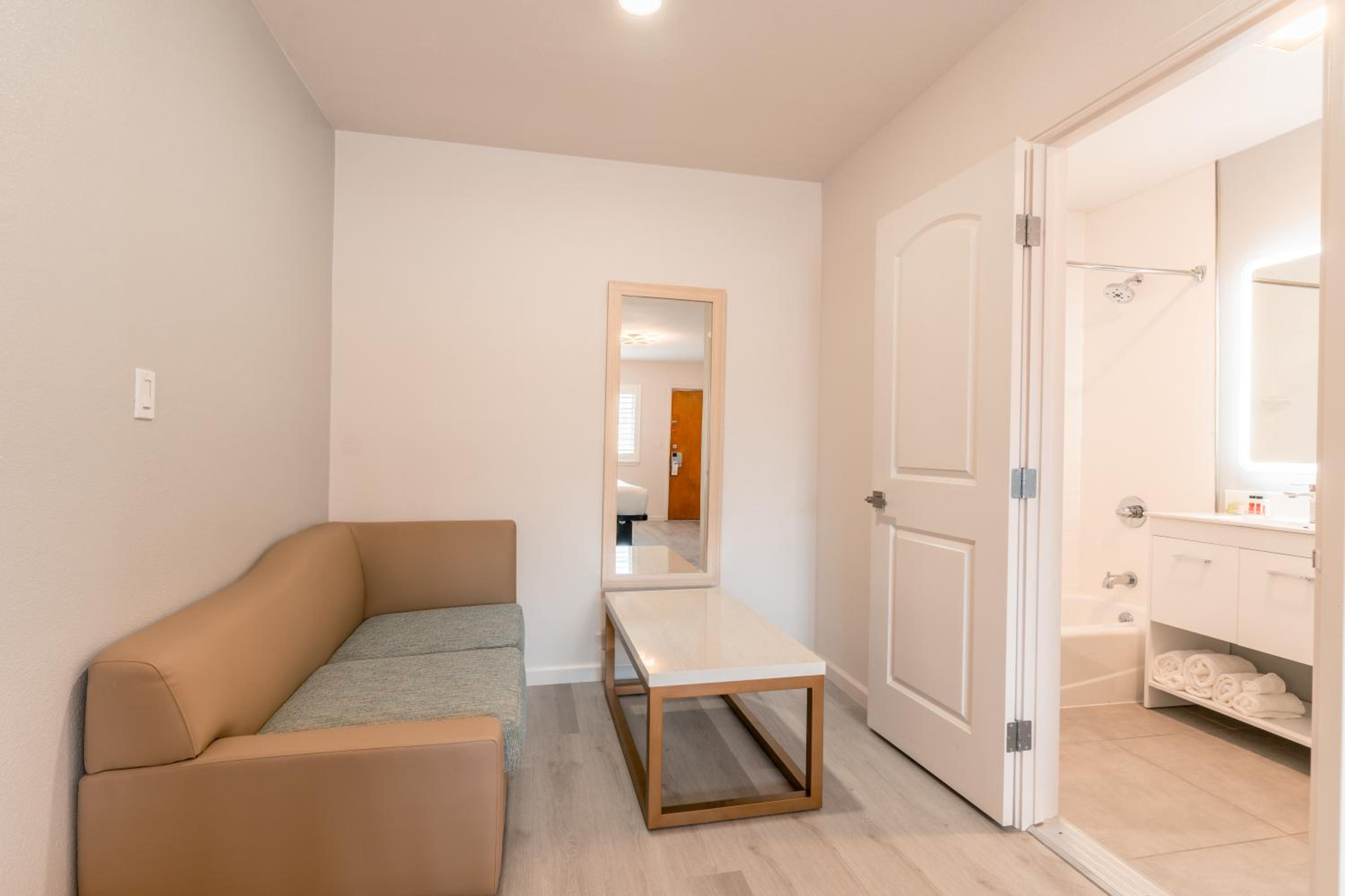 Deluxe Suite - Photo 2