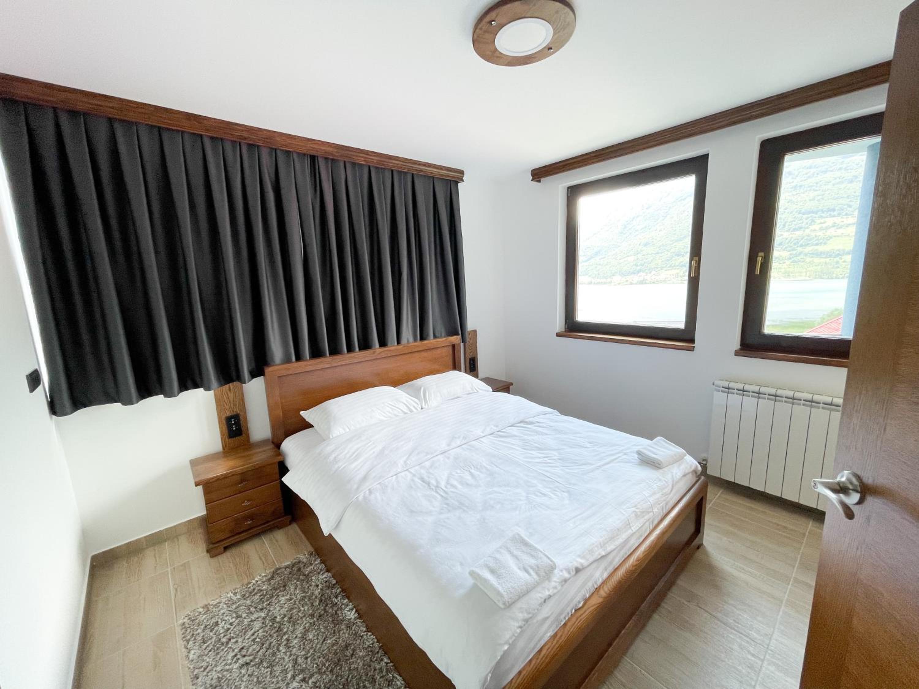 Apartment with Lake View