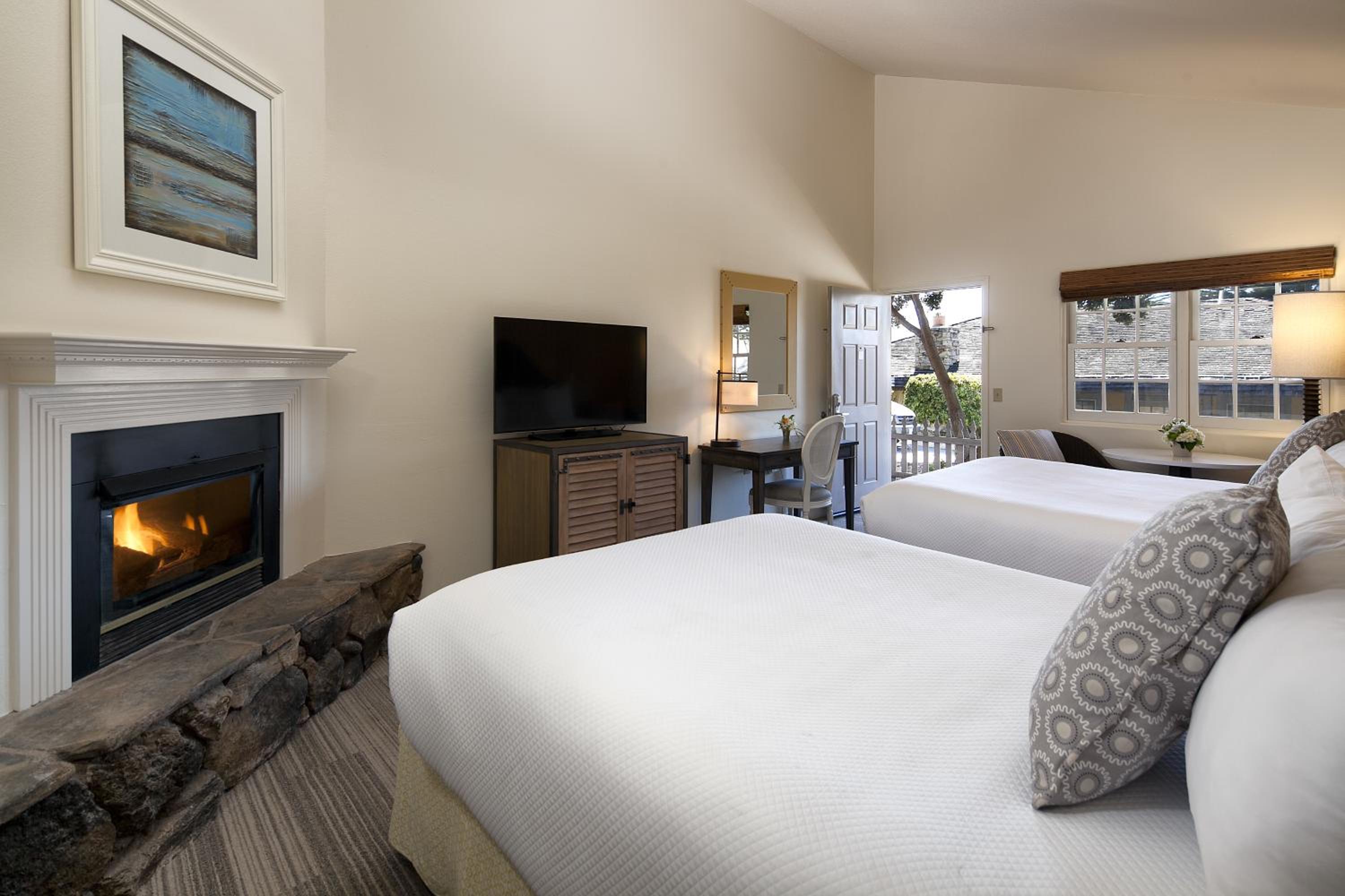 Queen Room with Two Queen Beds - Photo 4