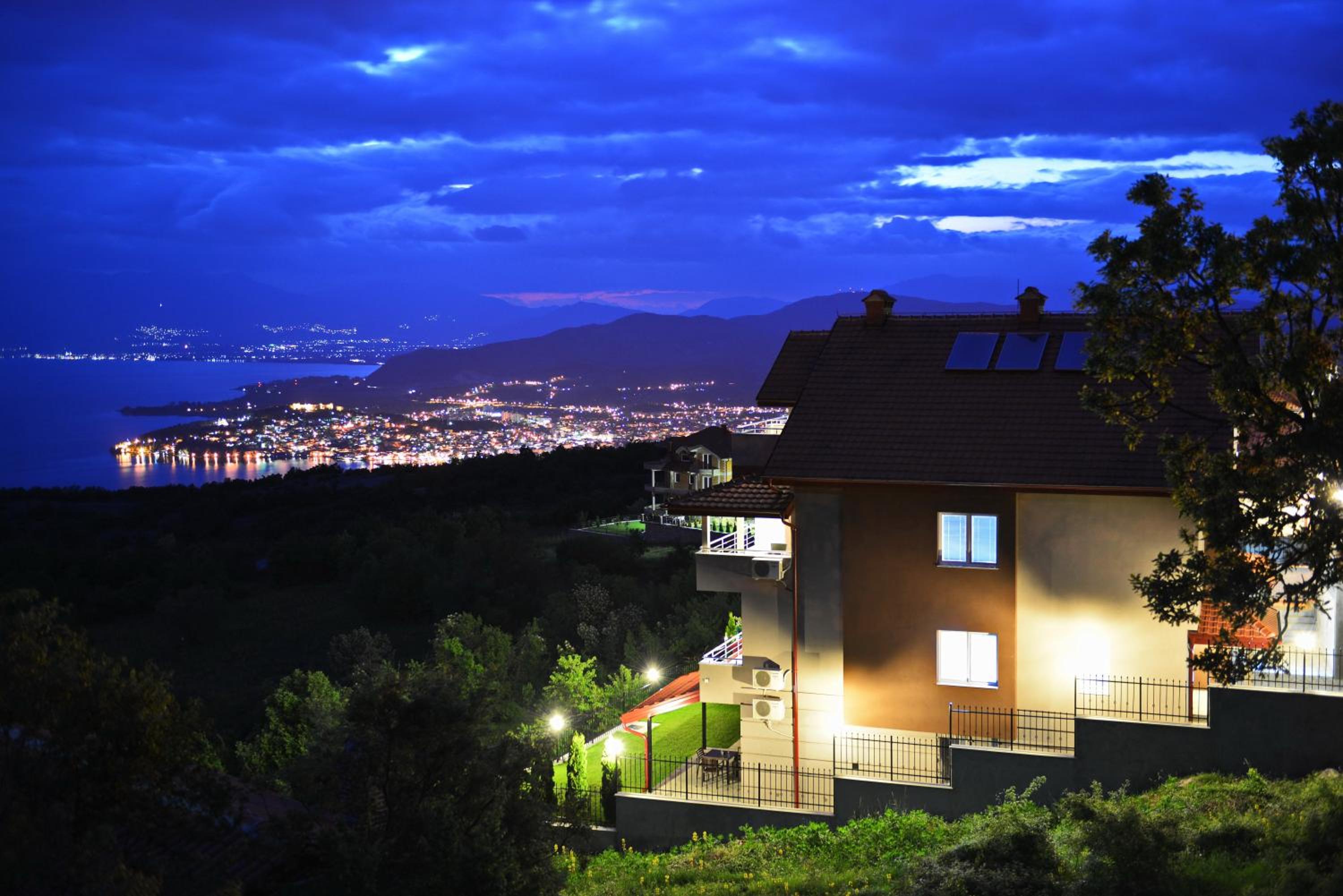 Superior Studio with Balcony and Lake View - Photo 3