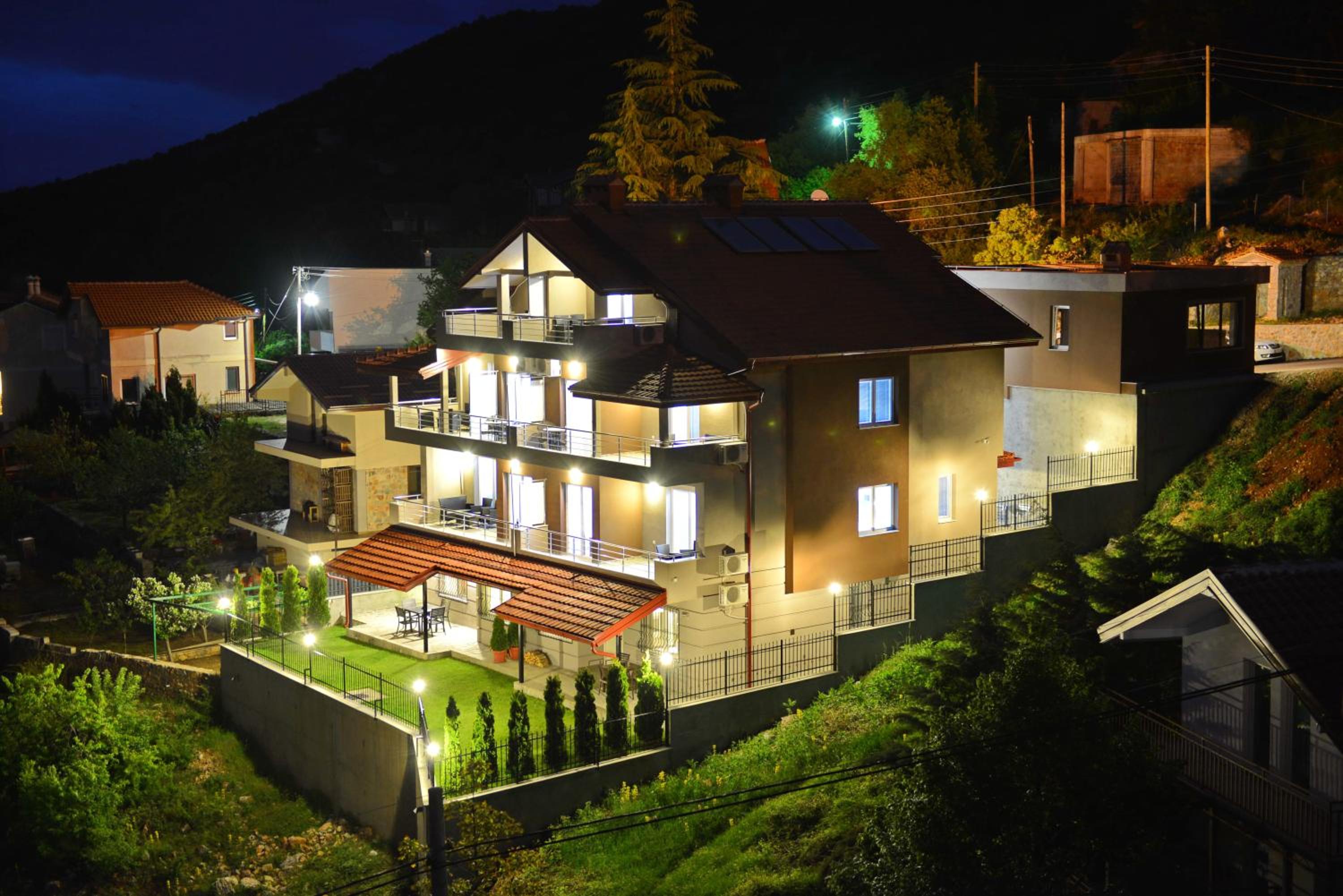 Superior Studio with Balcony and Lake View - Photo 5