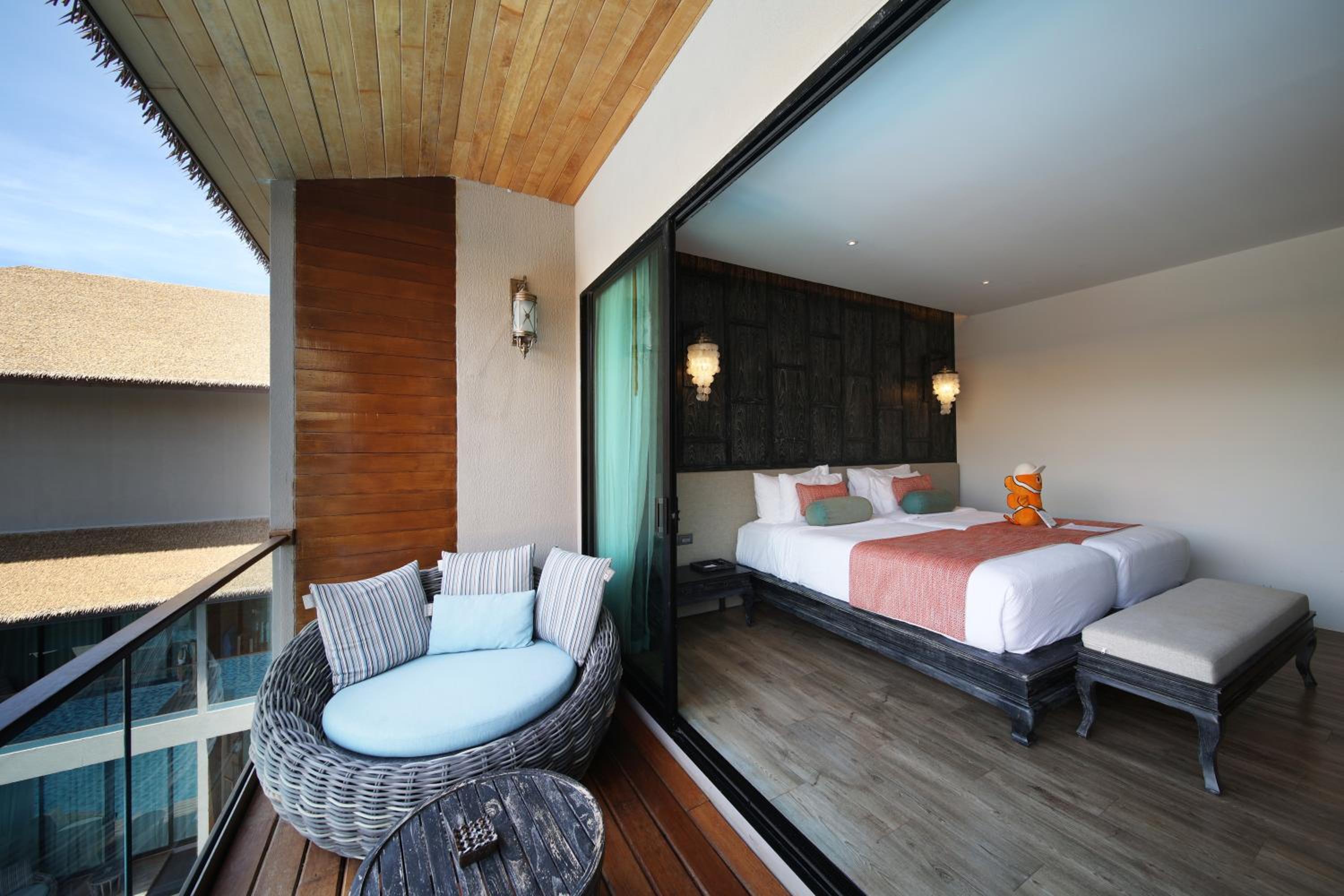 Family Suite Pool Access - Photo 2