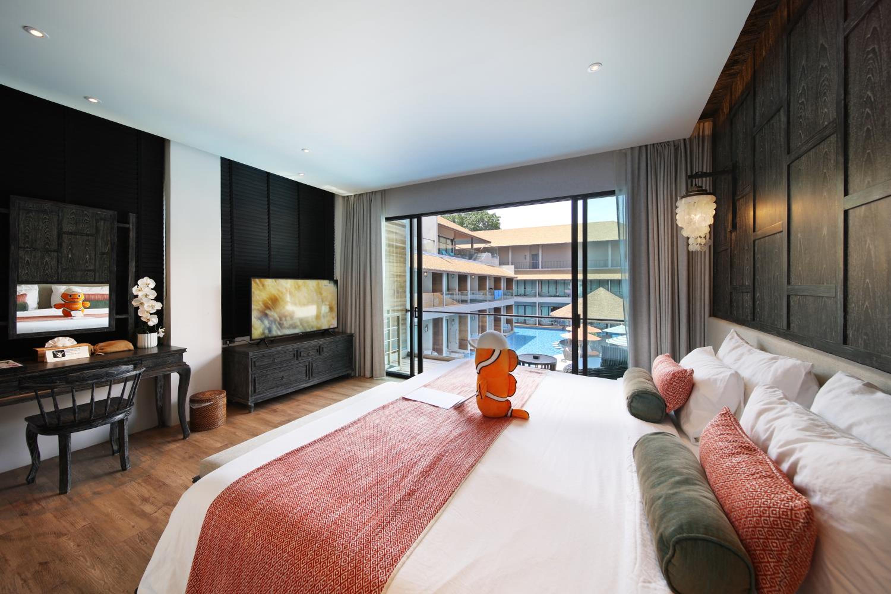 Family Suite Pool Access - Photo 3