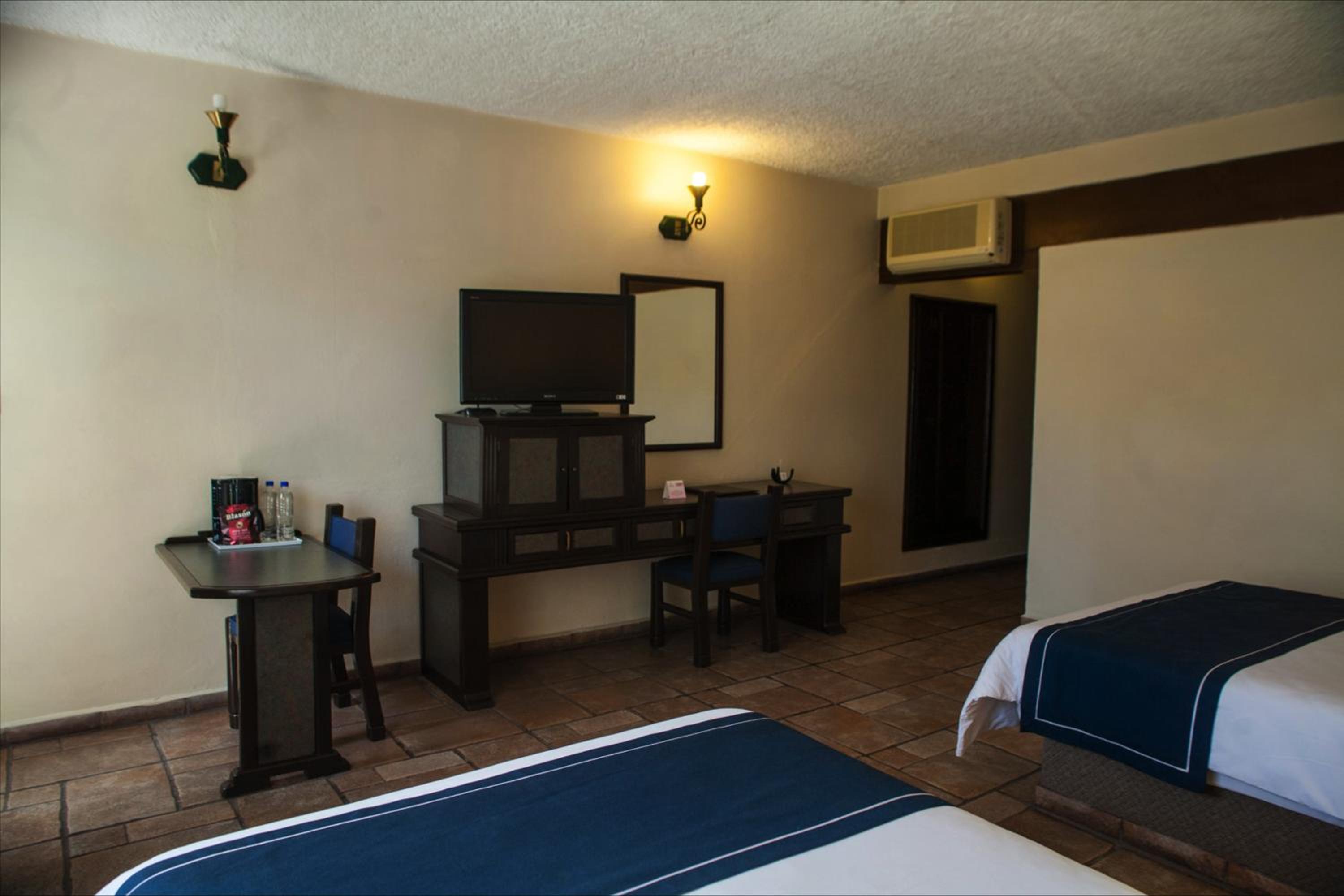 Standard Double Room With Two Double Beds - Pool View  photo 2
