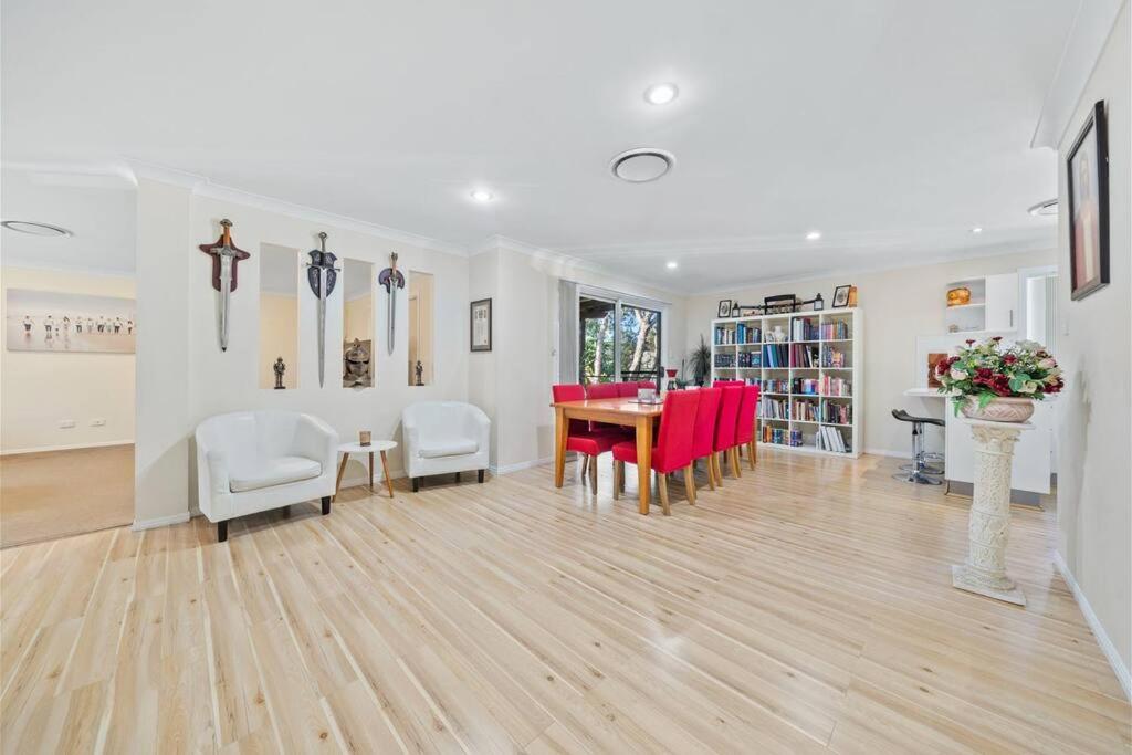 Five-Bedroom House photo 3