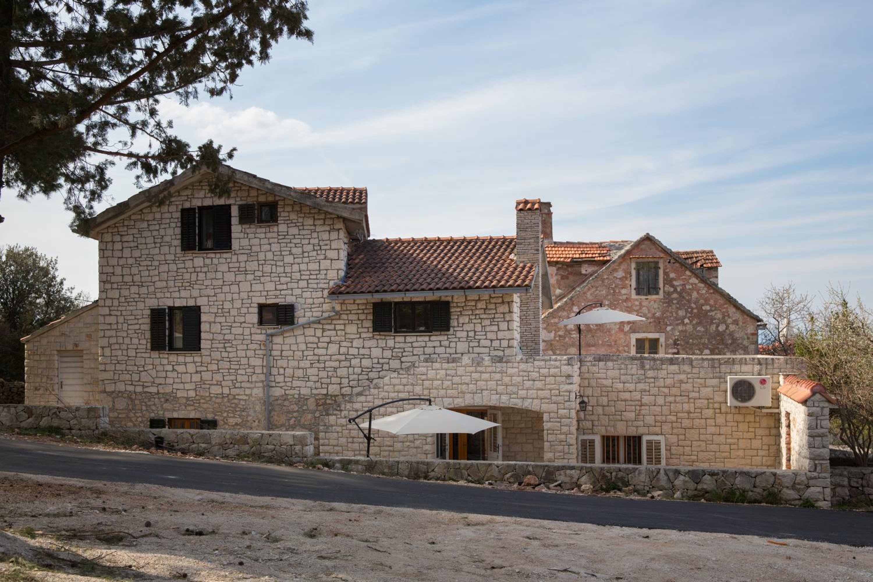 Five-Bedroom House photo 2