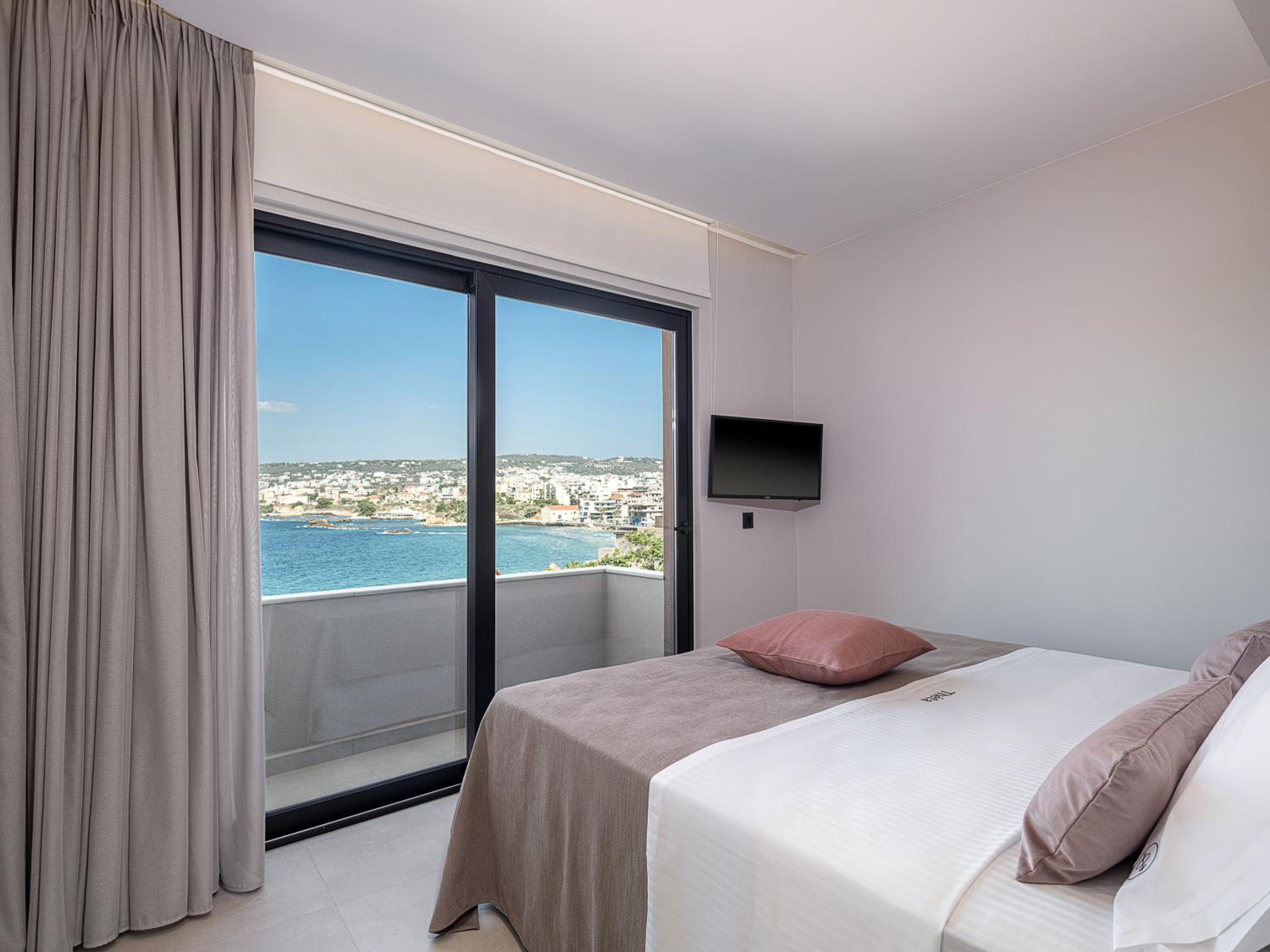 Deluxe Triple Room with Sea View - Photo 10