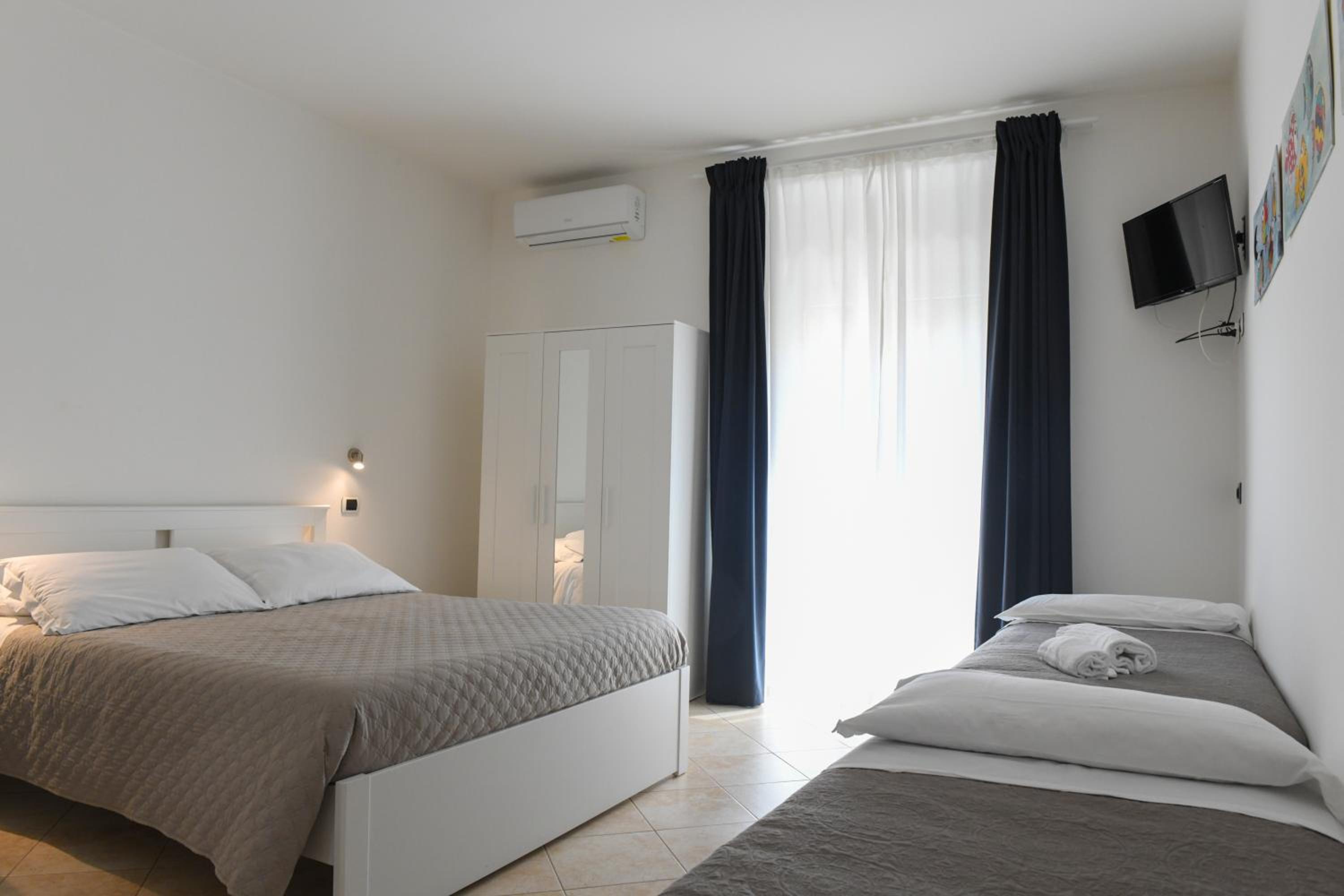 Quadruple Room with Balcony - Photo 17