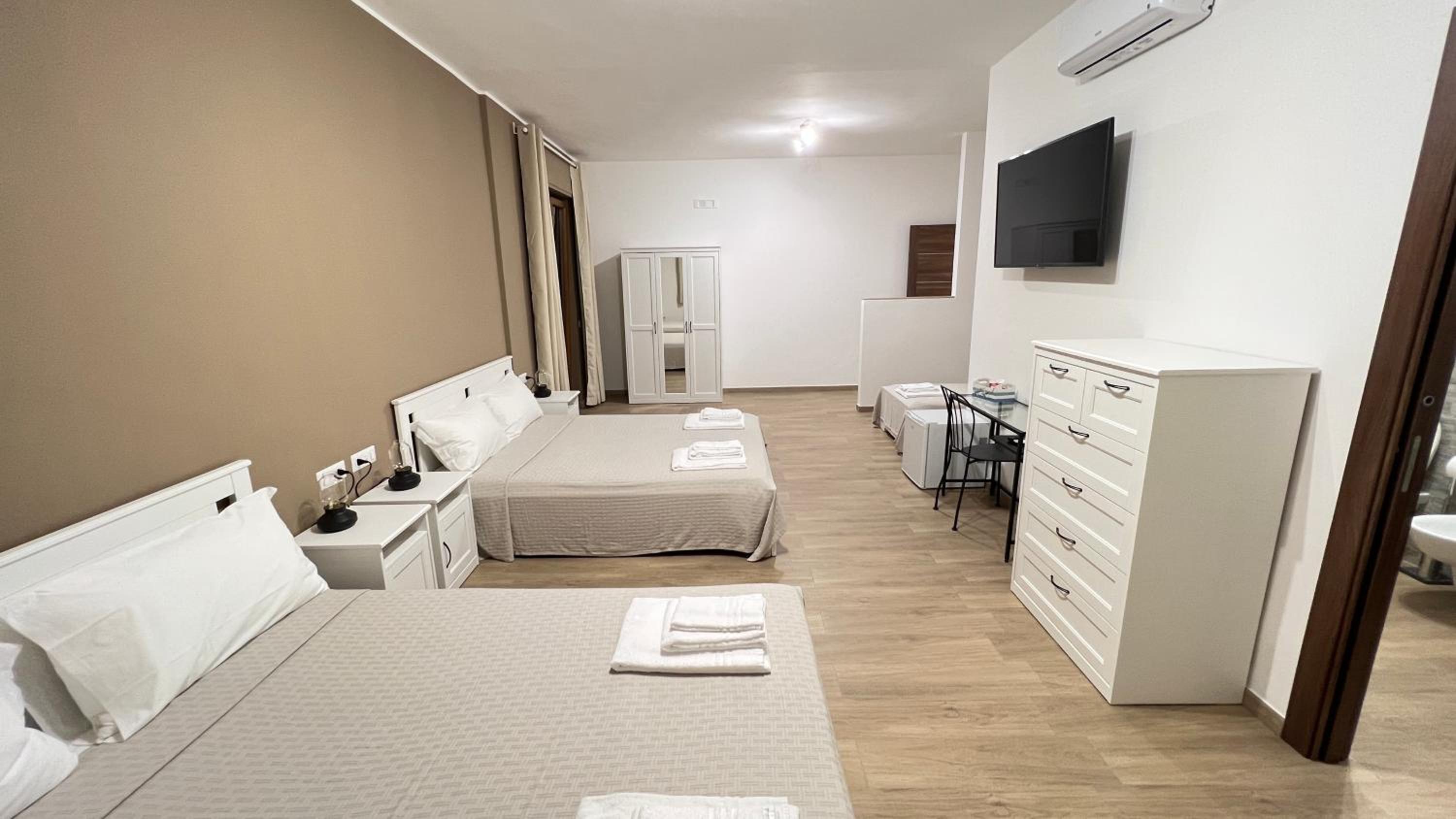 Family Room with Private Bathroom photo 3