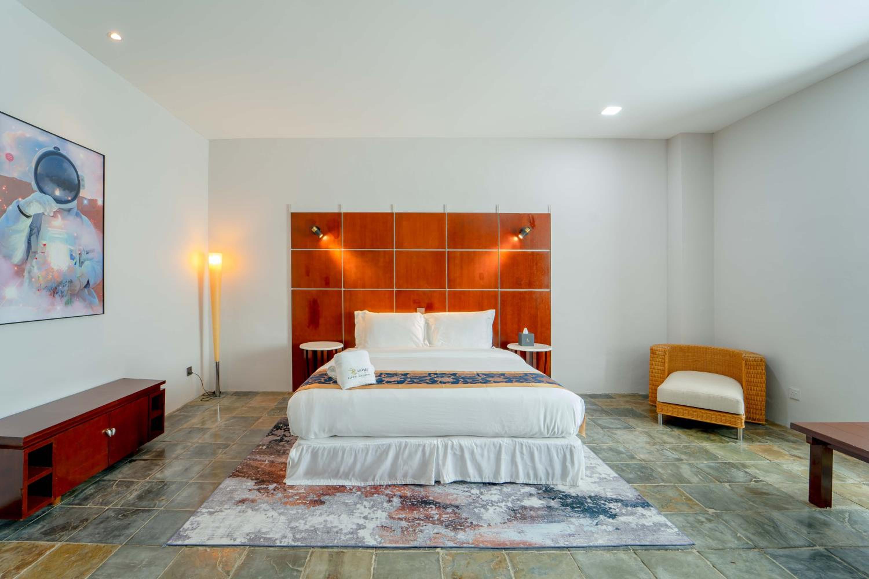 Executive Suite - Photo 3