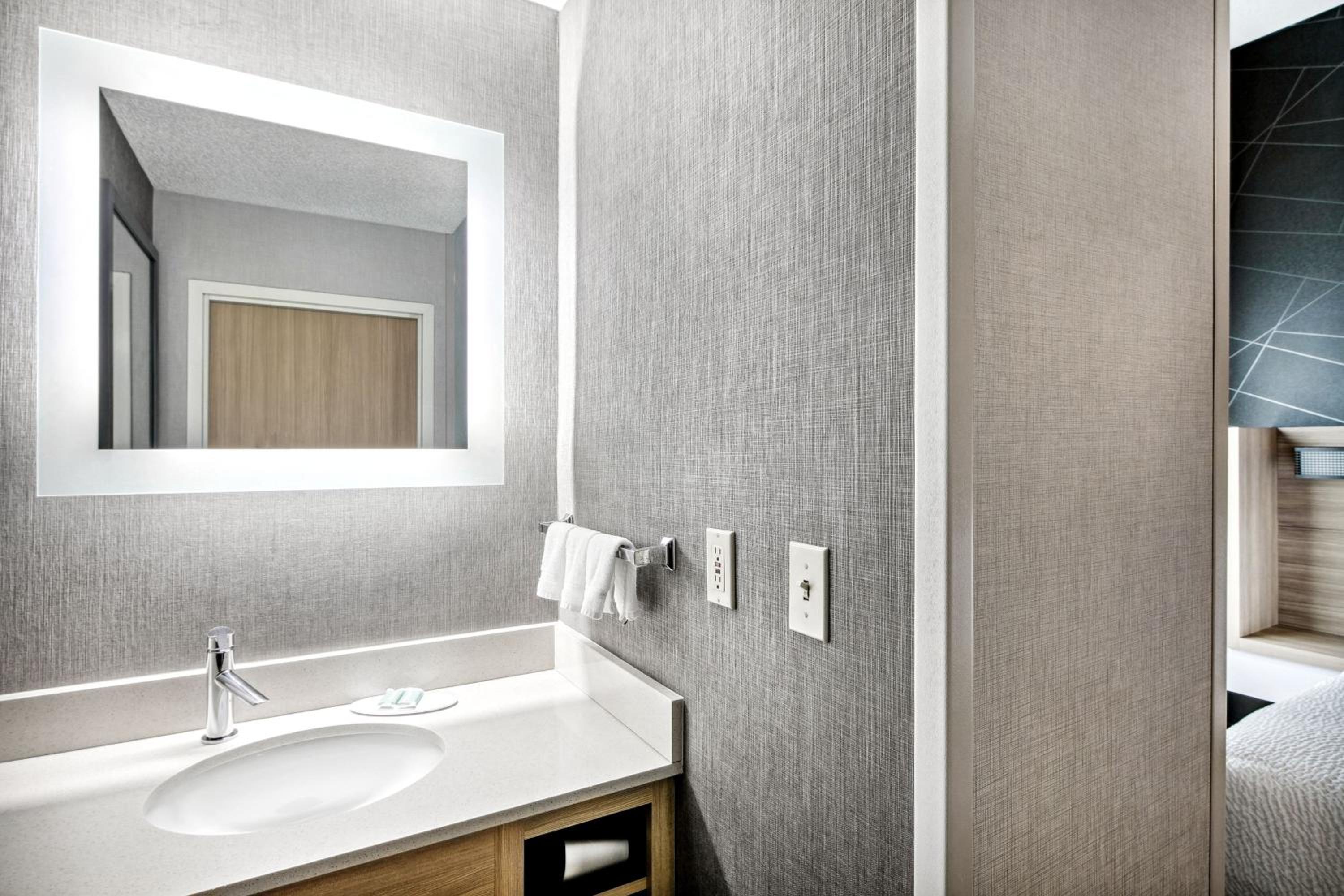 Suite with 2 Queen Beds and Sofa Bed - Photo 11