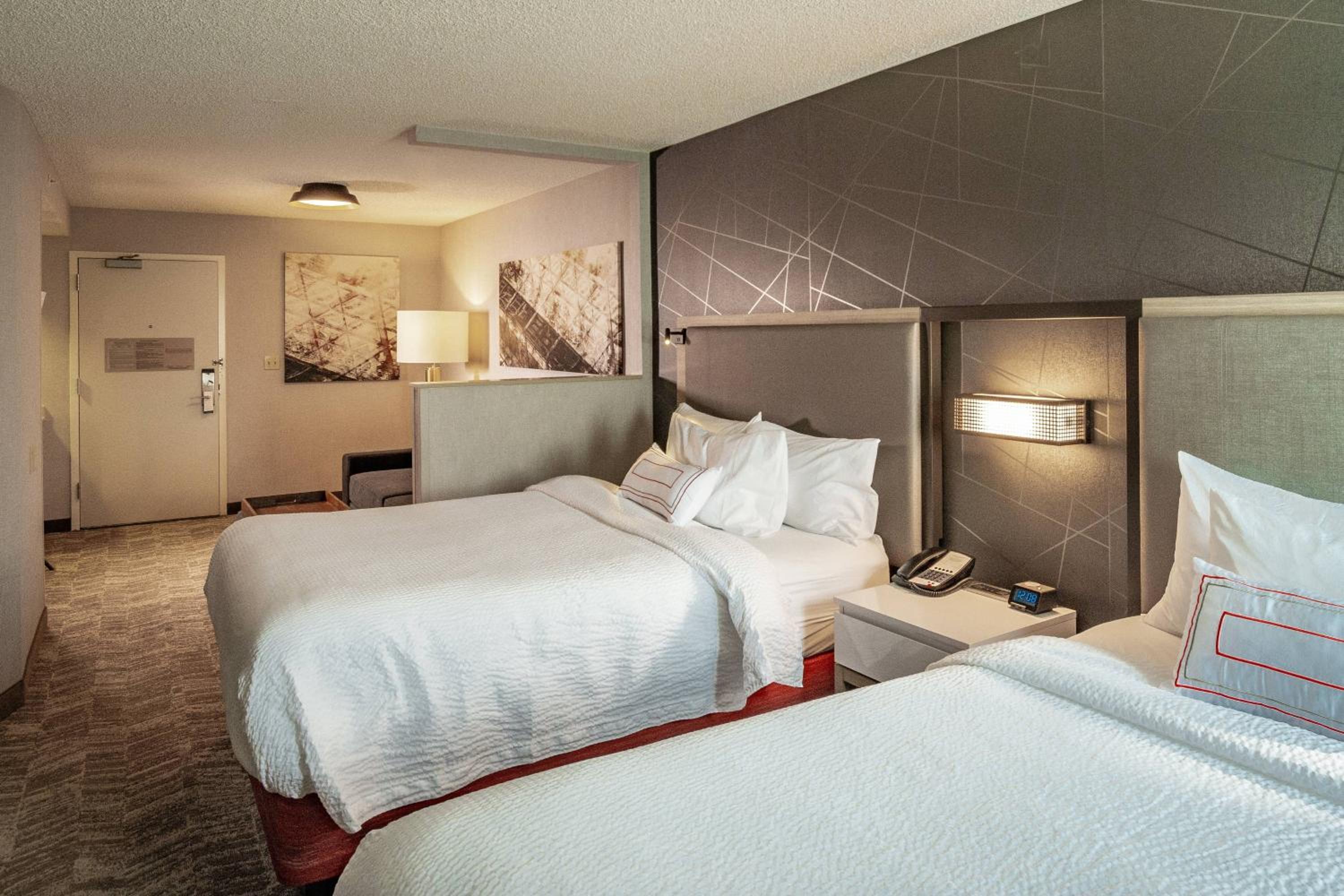 Suite with 2 Queen Beds and Sofa Bed - Photo 15