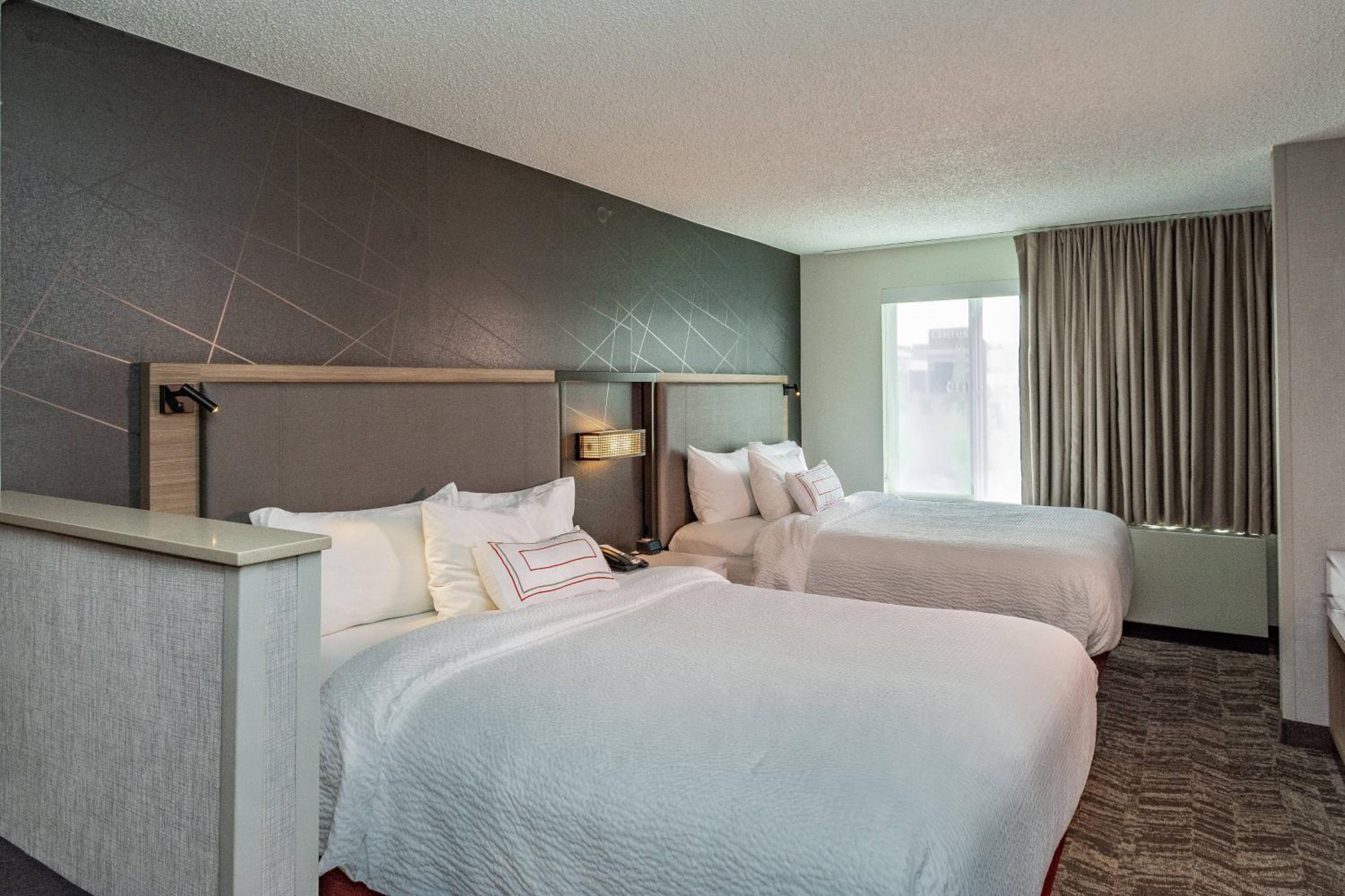 Suite with 2 Queen Beds and Sofa Bed - Photo 2