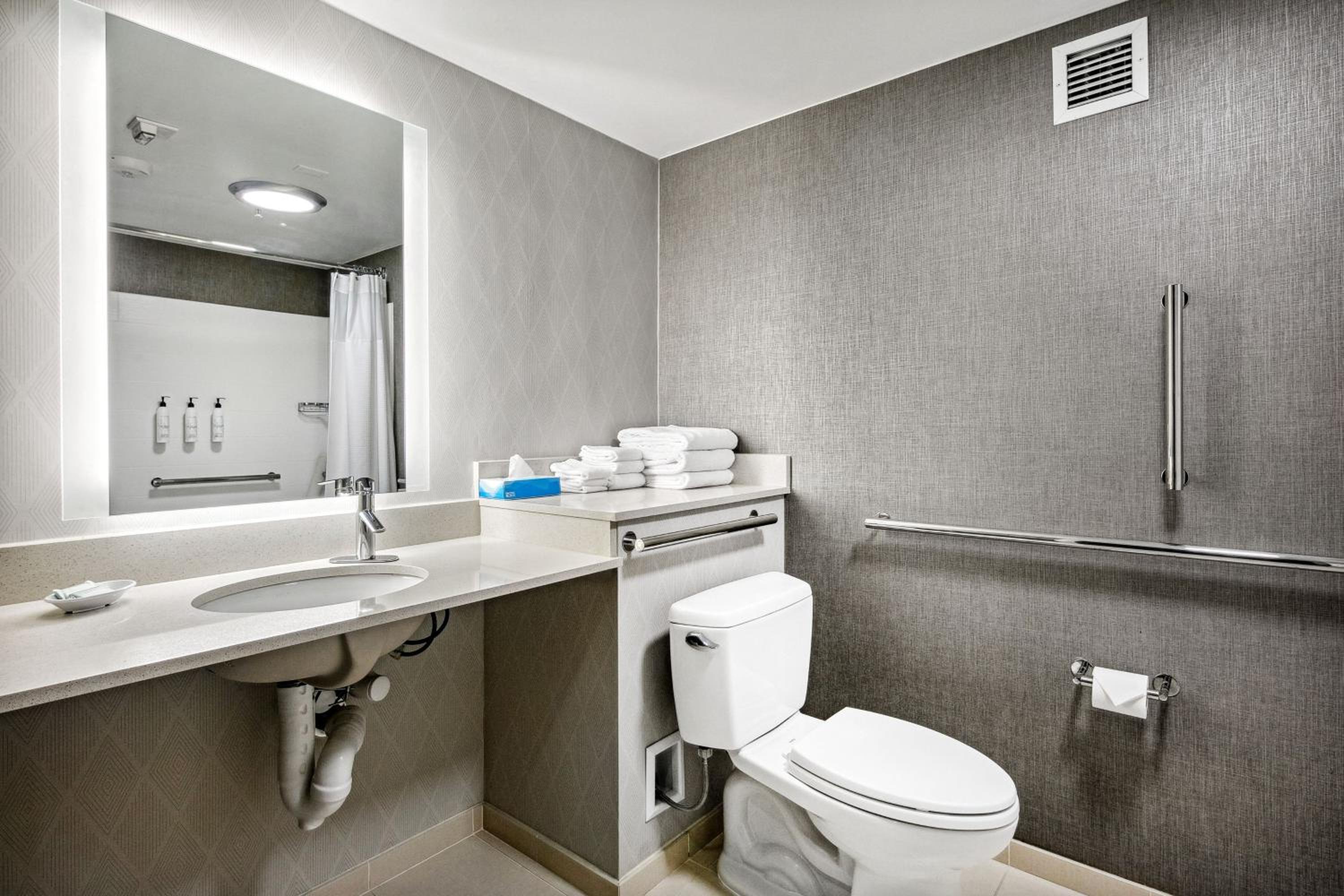 Suite with 2 Queen Beds and Sofa Bed - Photo 9