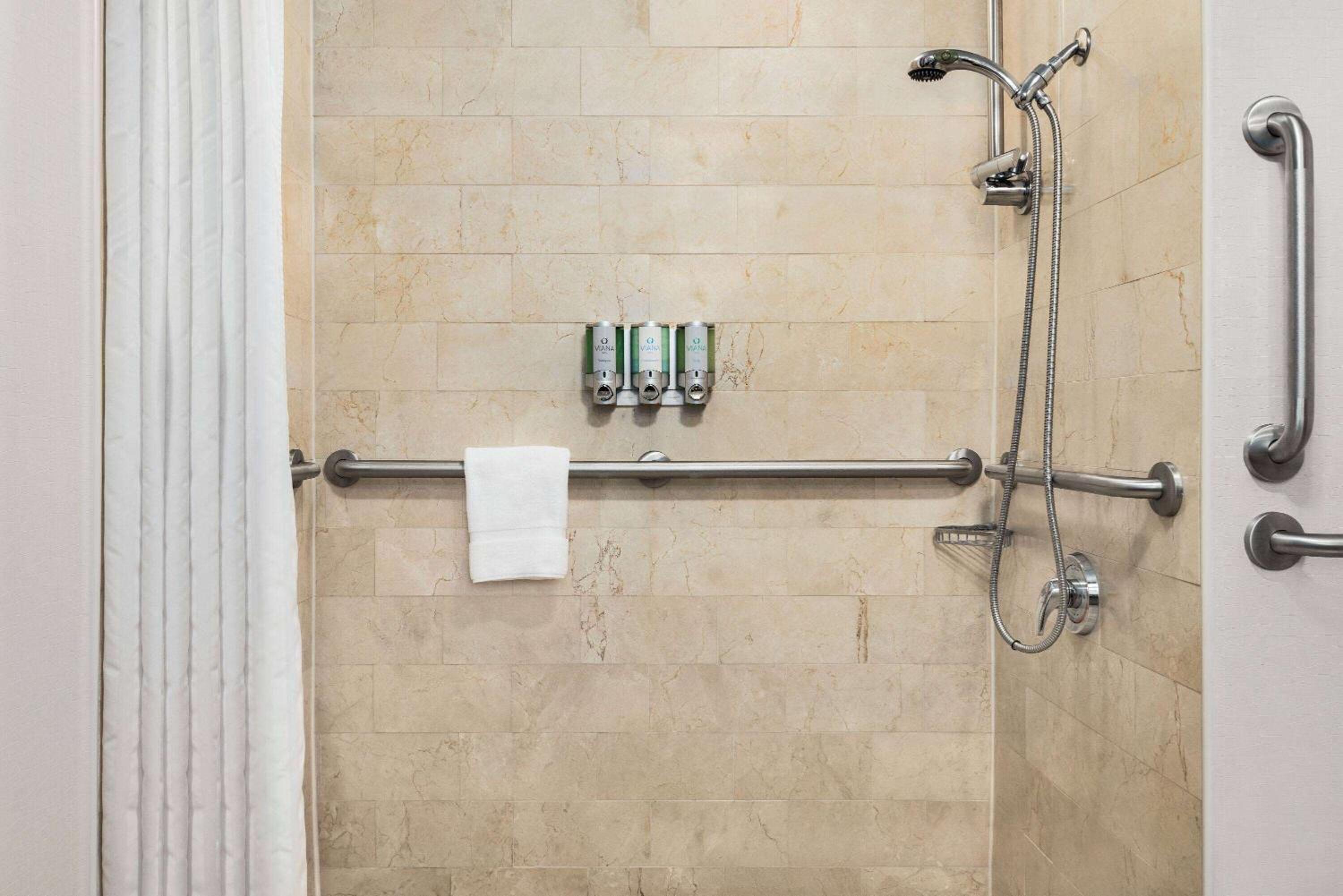 King Room with Mobility/Hearing Accessible Room, Roll-In Shower, Non-Smoking - Photo 4