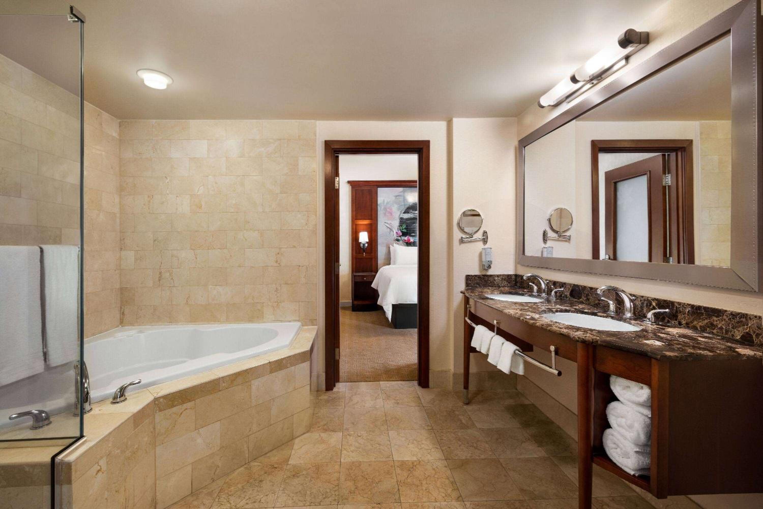 King Room with One-Bedroom, Hydrotherapy Balcony Suite, Non-Smoking - Photo 8