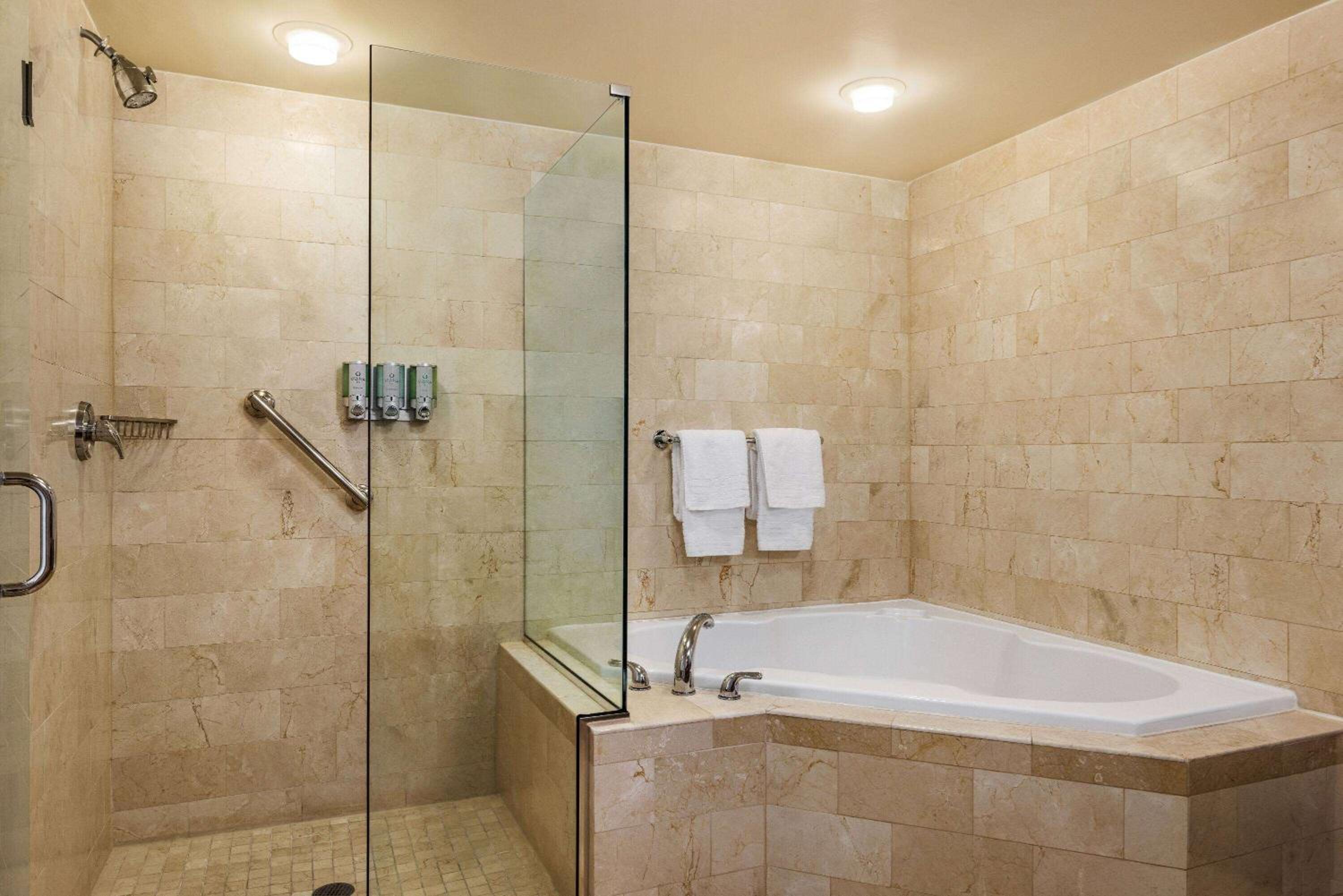 King Room with One-Bedroom, Hydrotherapy Kitchenette Suite, Non-Smoking - Photo 4