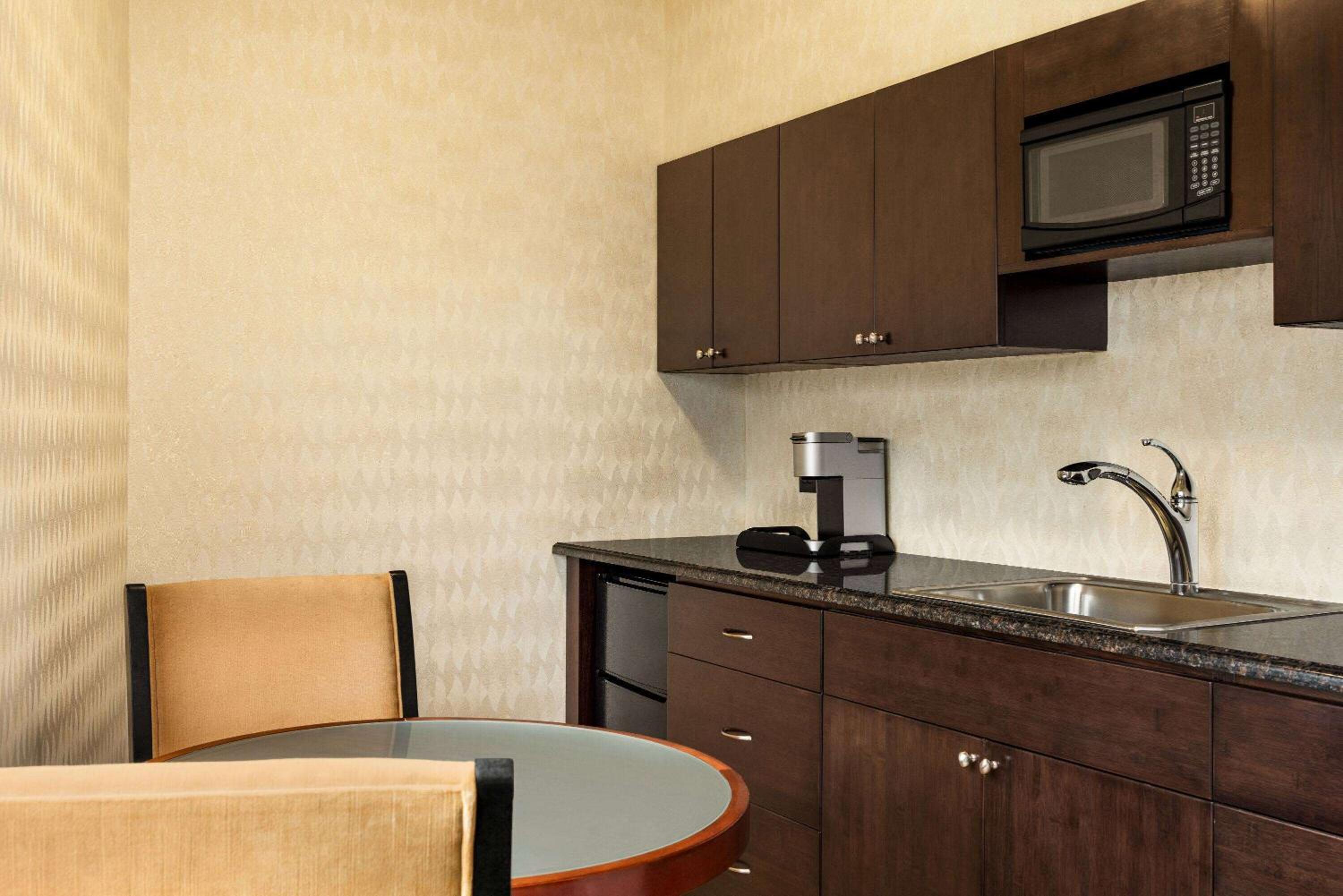 King Room with One-Bedroom, Hydrotherapy Kitchenette Suite, Non-Smoking - Photo 3