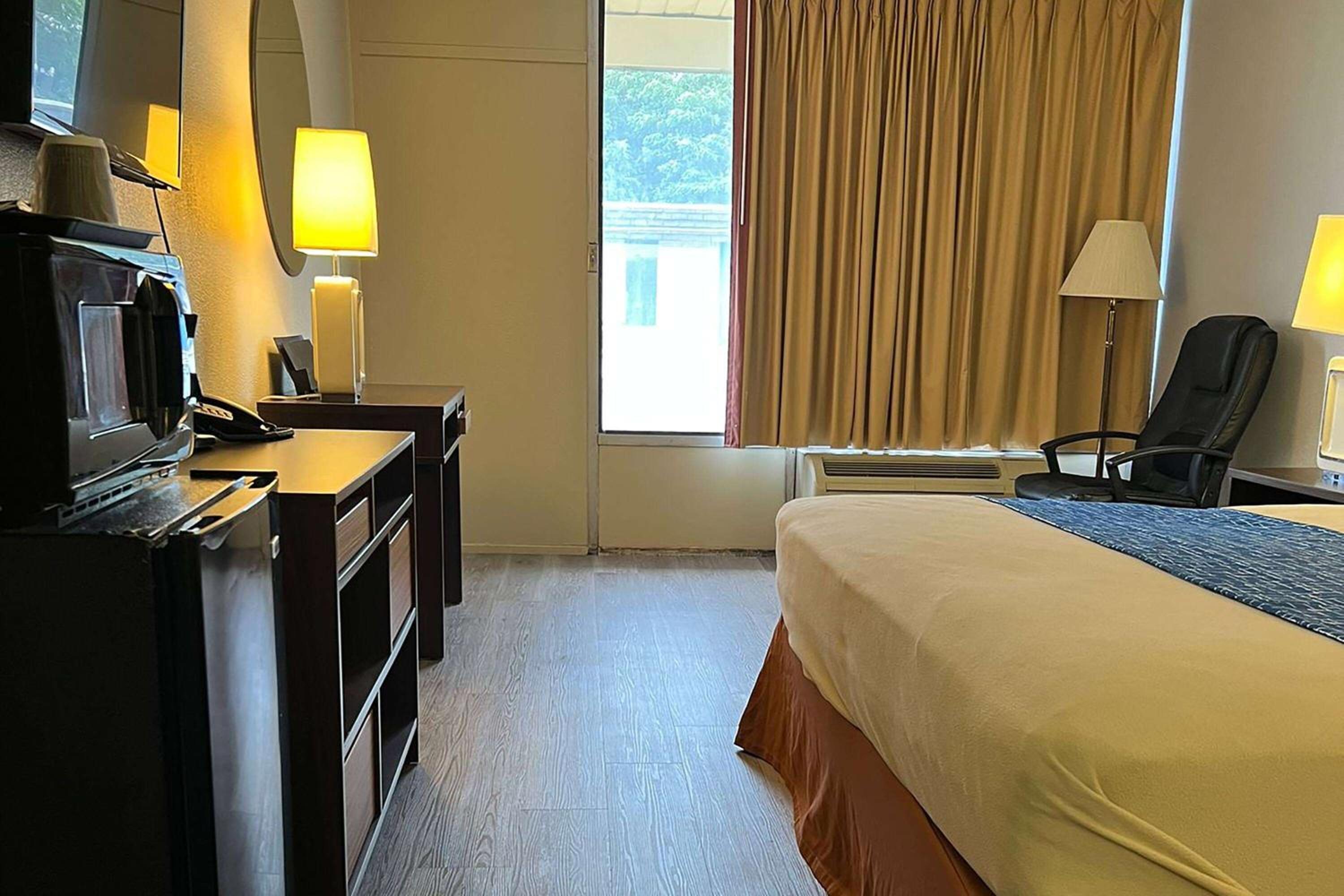 King Room - Non-Smoking photo 2