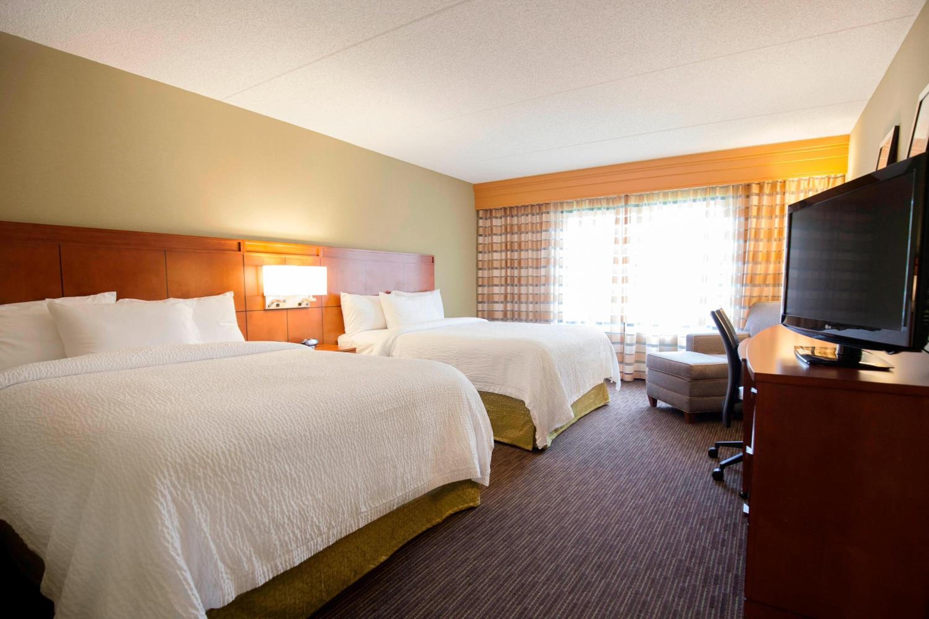 Queen Room with Two Queen Beds - Photo 3