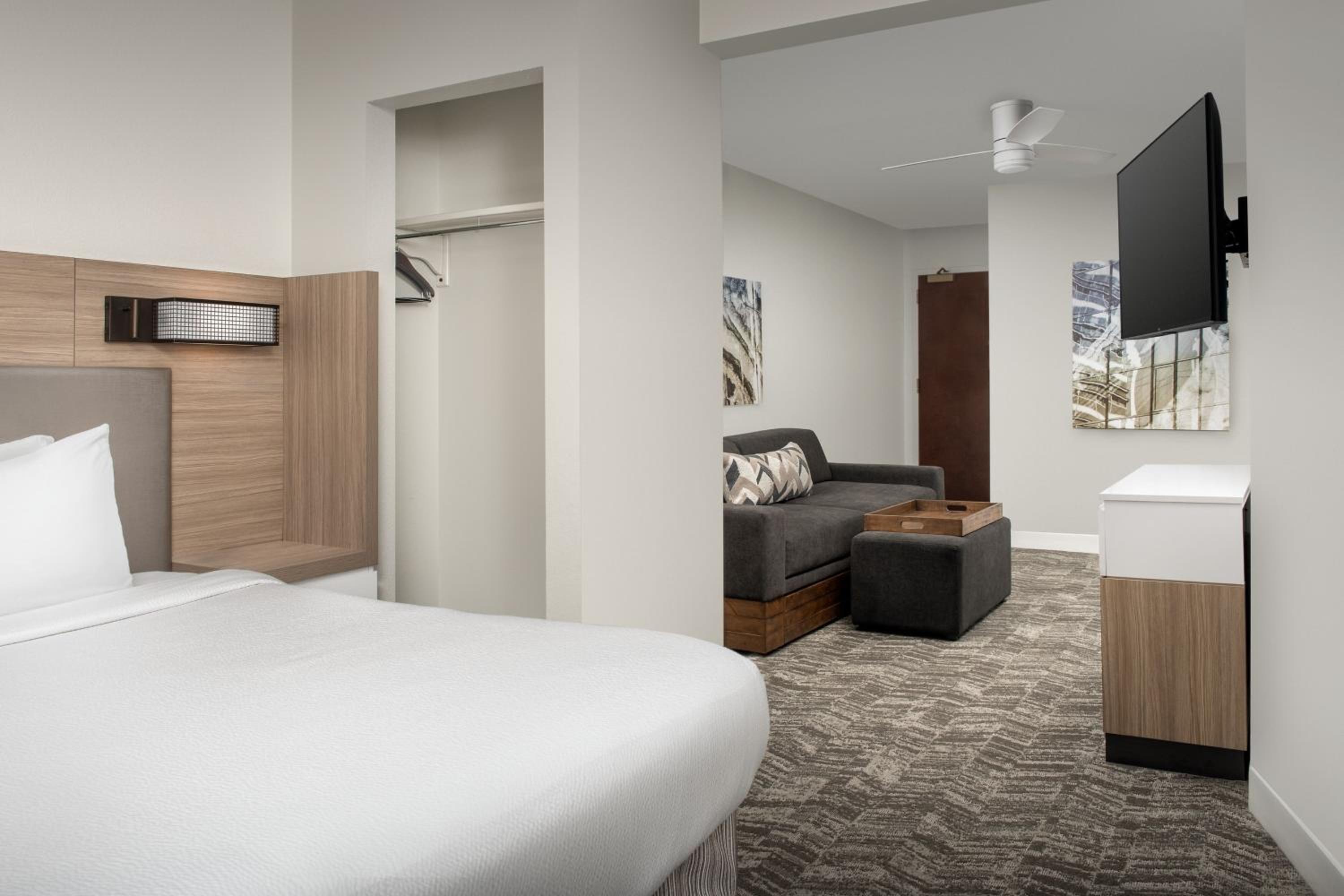 Large King Suite with Sofa Bed - Photo 9