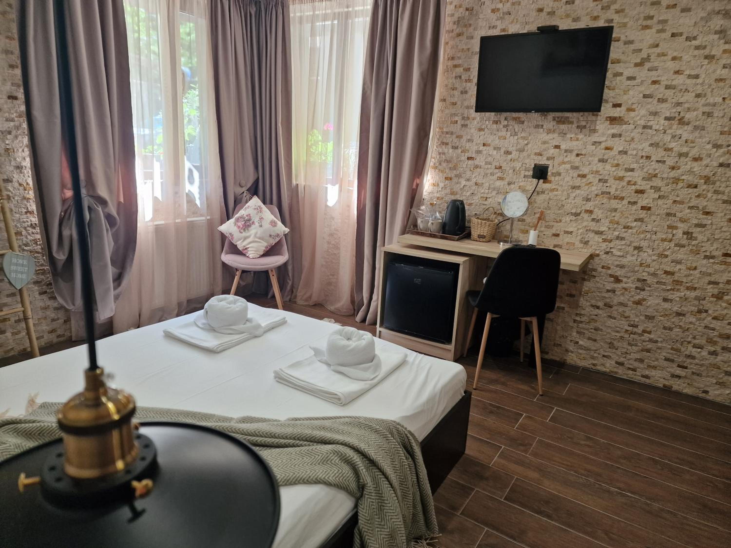 Budget Double Room - Photo 2