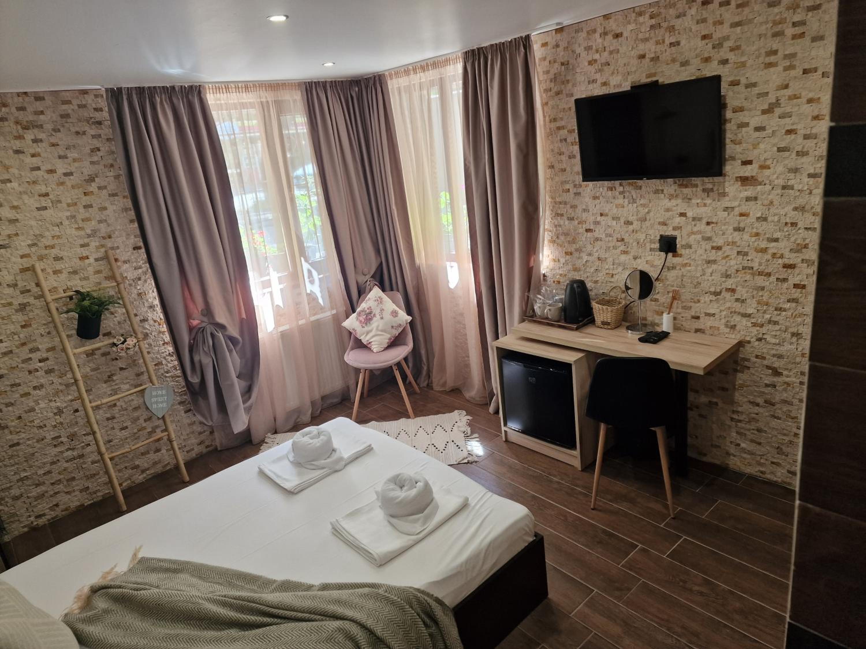 Budget Double Room - Photo 3