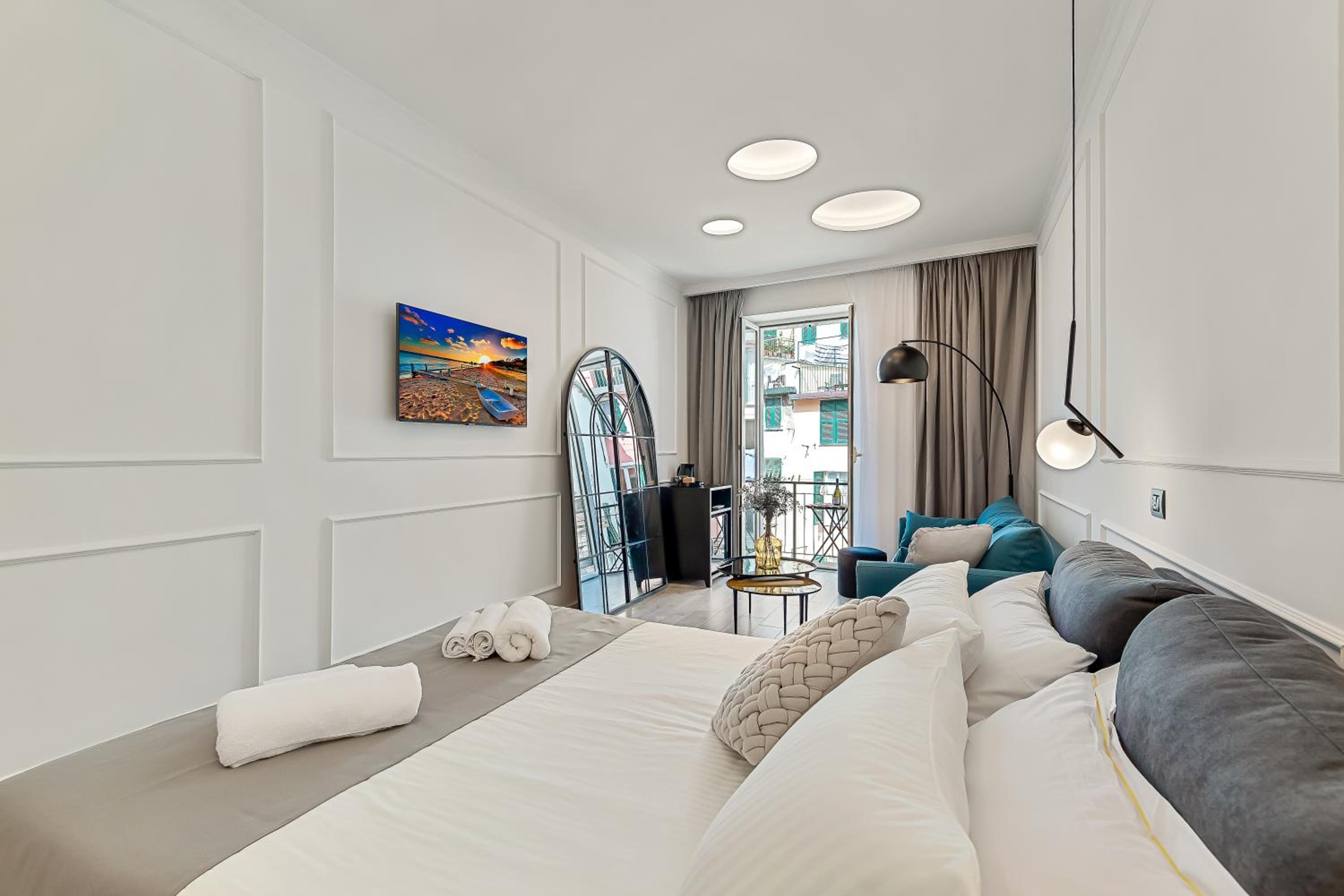 Deluxe Double Room with Balcony photo 2